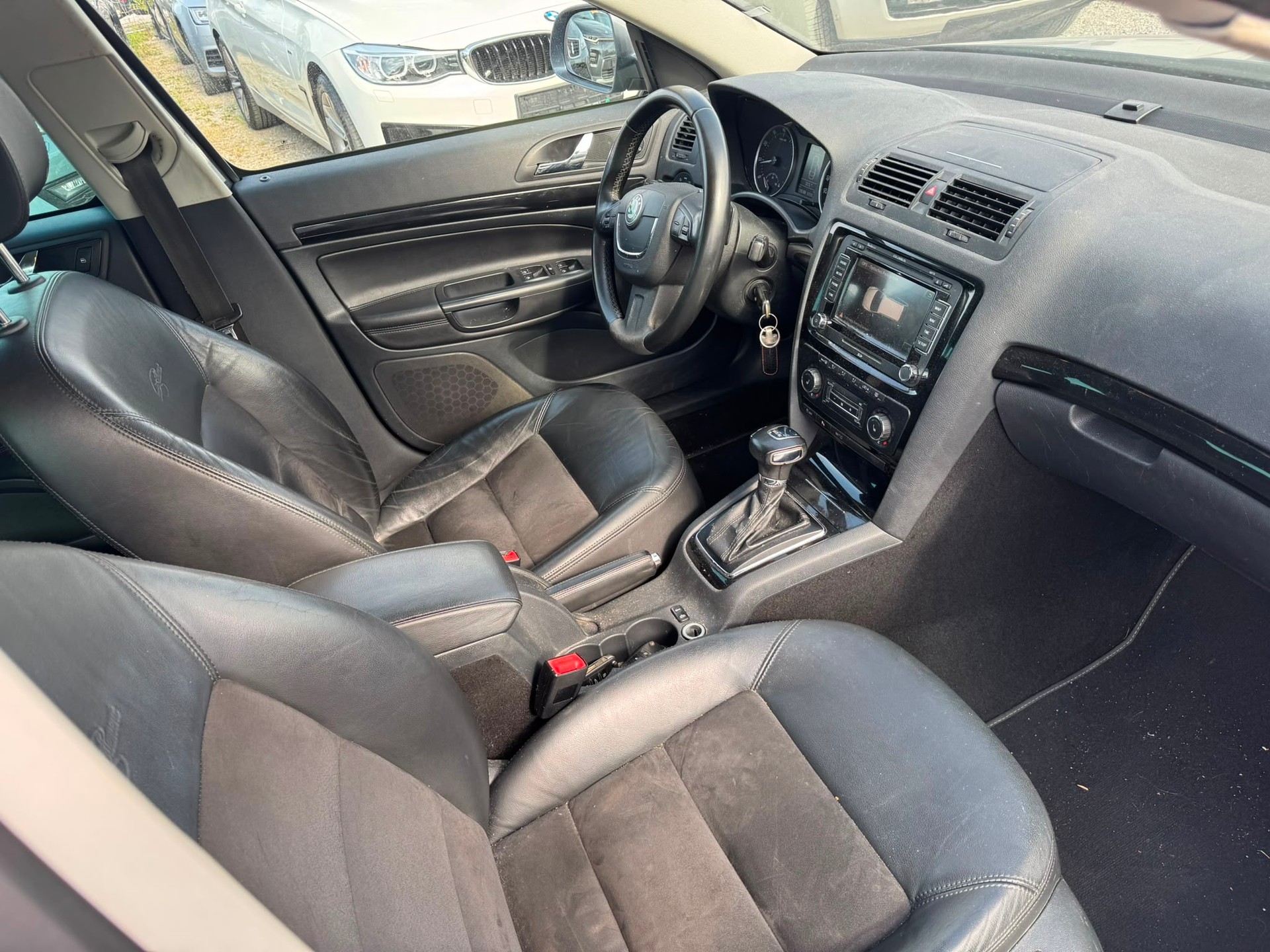 SKODA Octavia Combi 1.8 TSI Laurin & Klement DSG-image-11