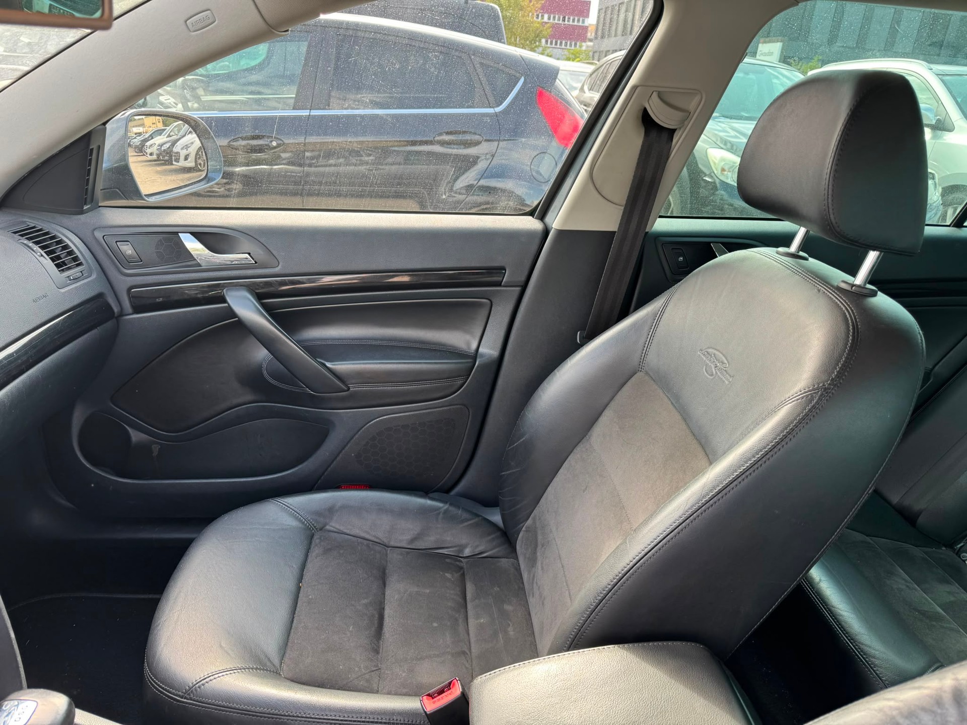 SKODA Octavia Combi 1.8 TSI Laurin & Klement DSG-image-9