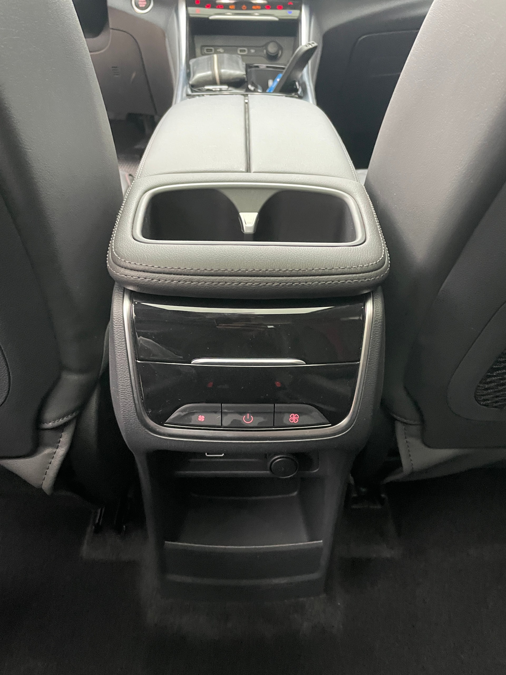 MAXUS eUniq 5 Grand Wagon 6-Sitzer 70kWh-image-16