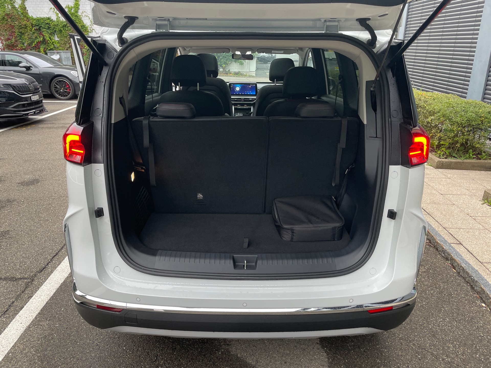 MAXUS eUniq 5 Grand Wagon 6-Sitzer 70kWh-image-5