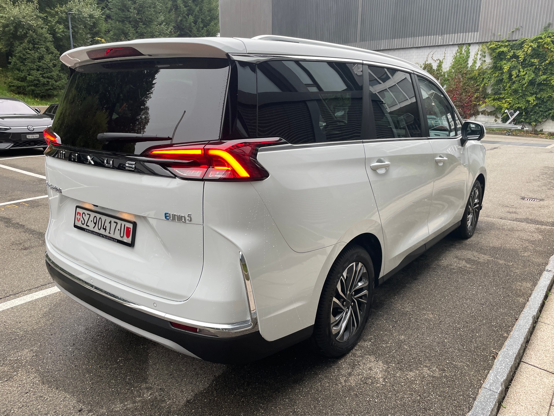 MAXUS eUniq 5 Grand Wagon 6-Sitzer 70kWh-image-3
