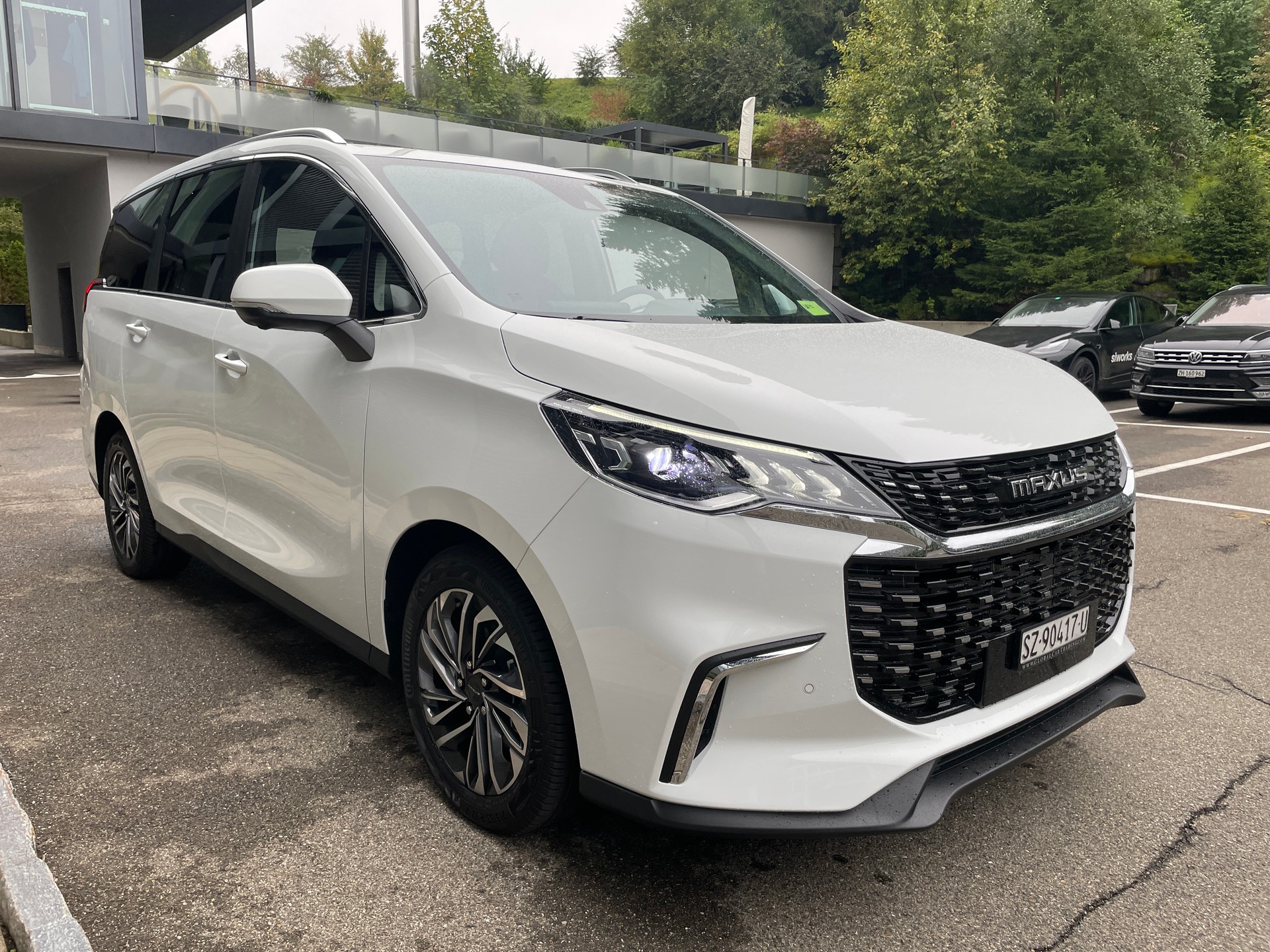 MAXUS eUniq 5 Grand Wagon 6-Sitzer 70kWh-image-2