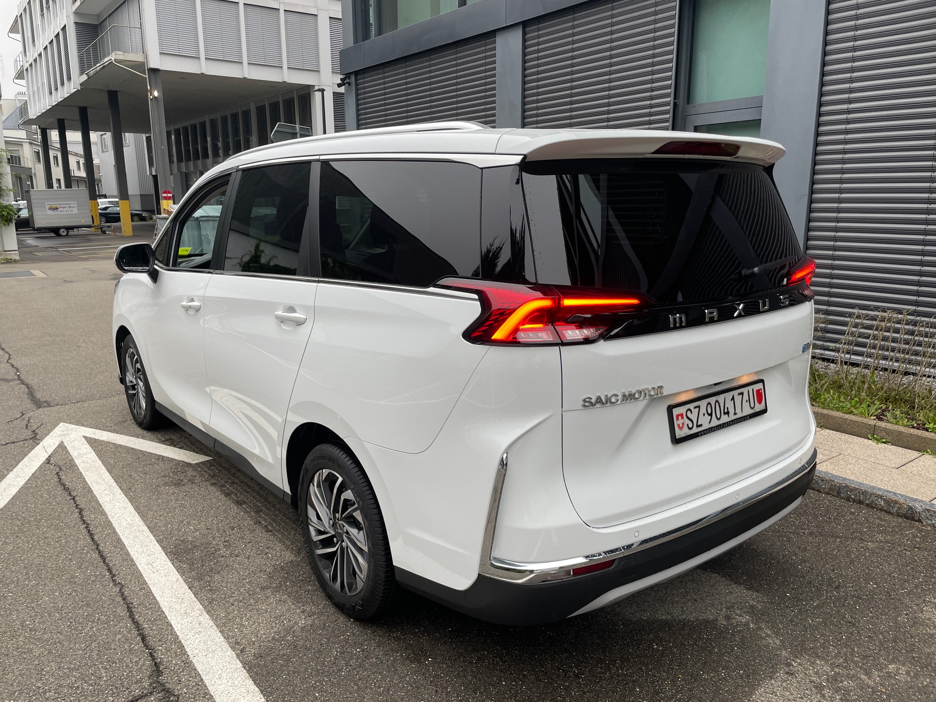 MAXUS eUniq 5 Grand Wagon 6-Sitzer 70kWh-image-6