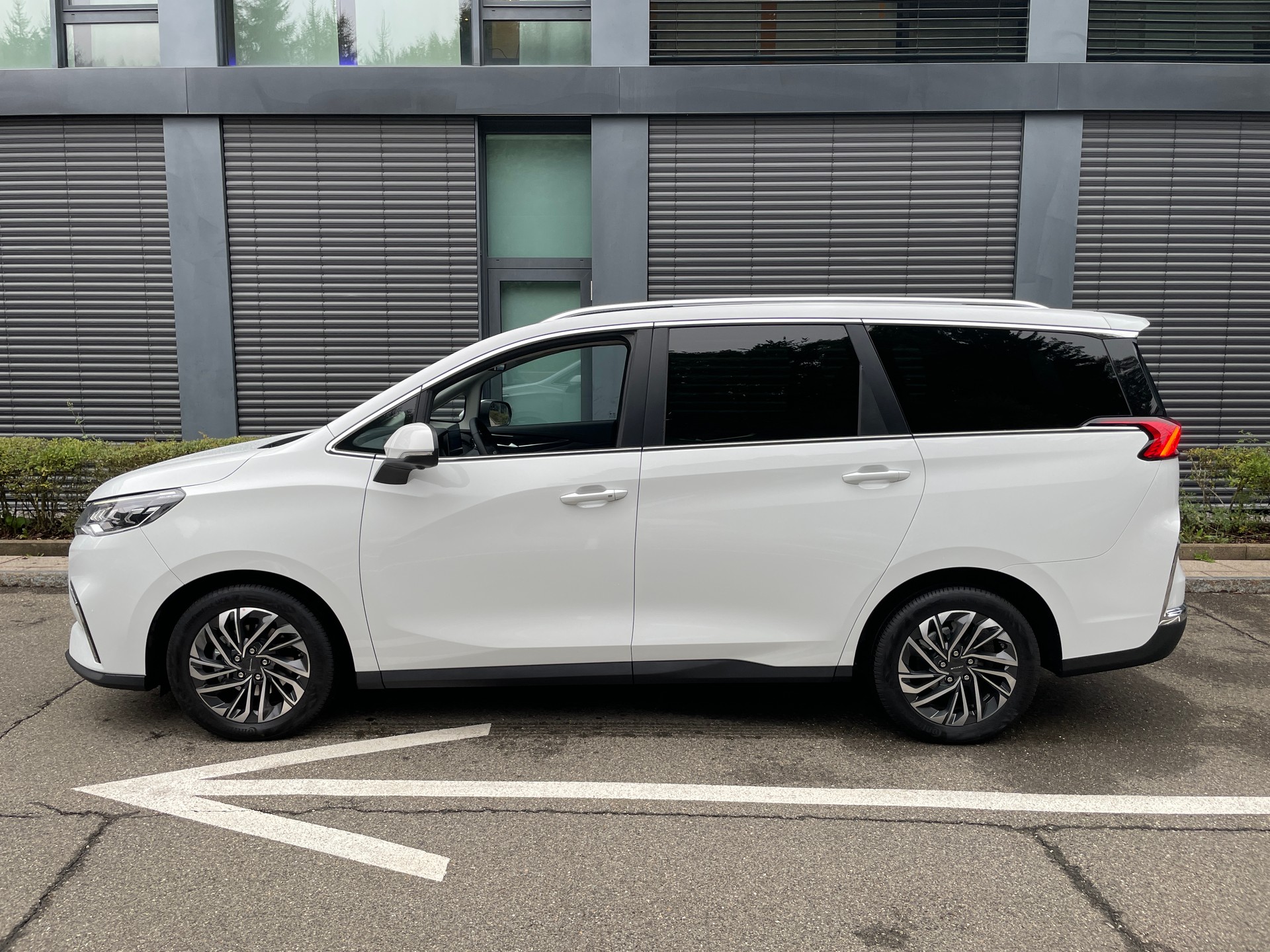 MAXUS eUniq 5 Grand Wagon 6-Sitzer 70kWh-image-7