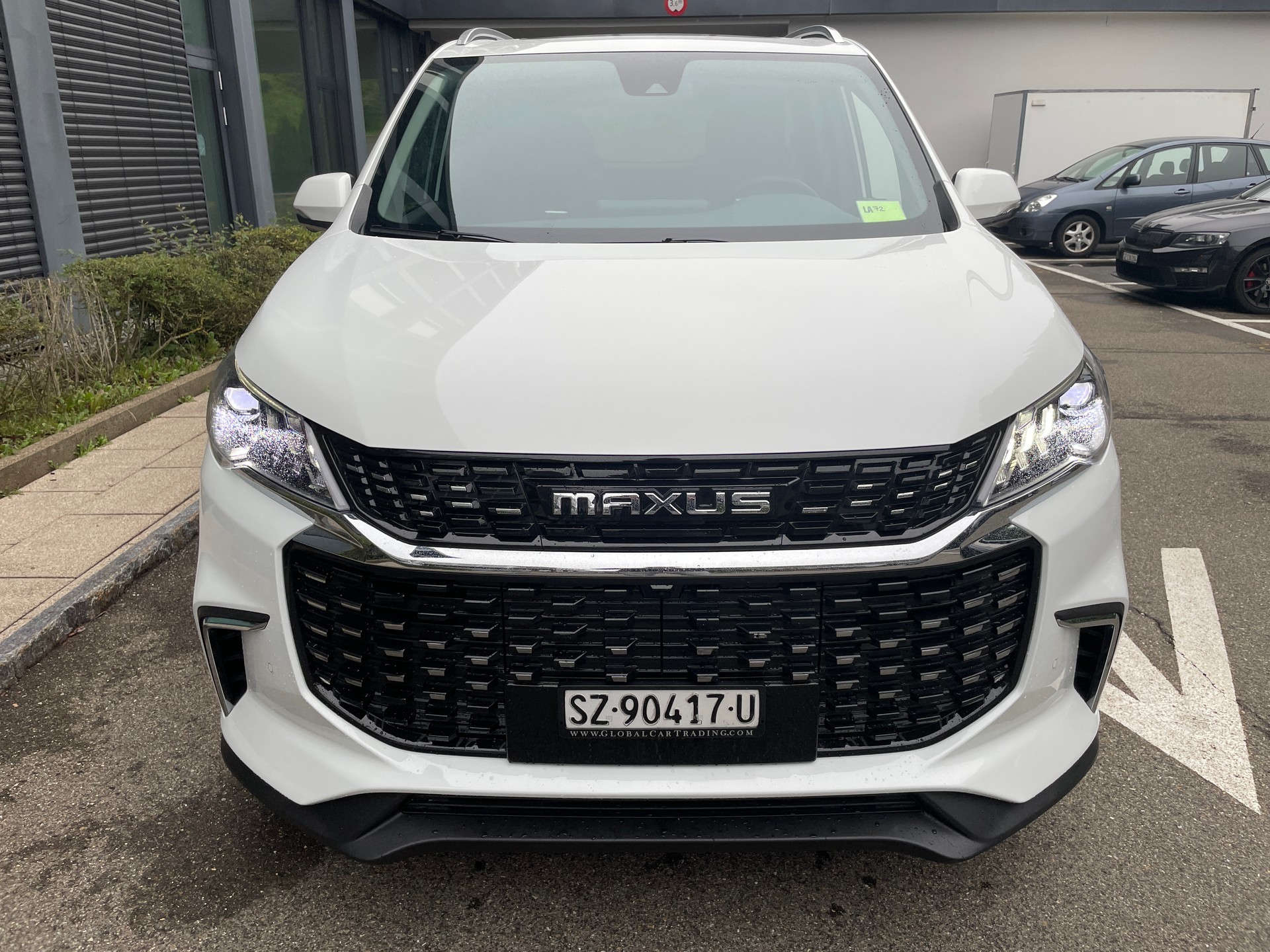 MAXUS eUniq 5 Grand Wagon 6-Sitzer 70kWh-image-1