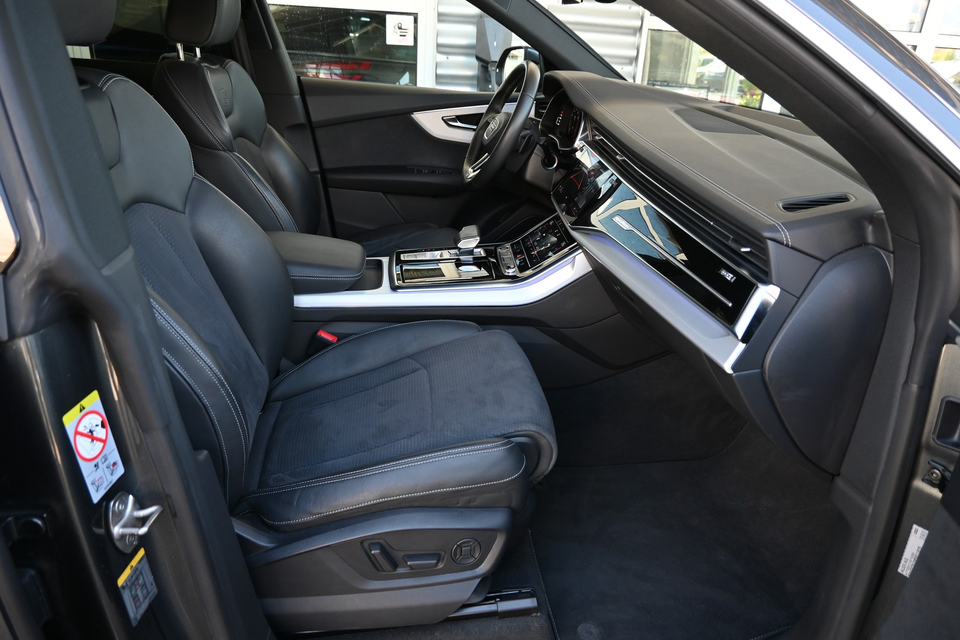 AUDI Q8 55 TFSI 3.0 V6 S-Line quattro tiptronic + AHK 3500kg-image-11