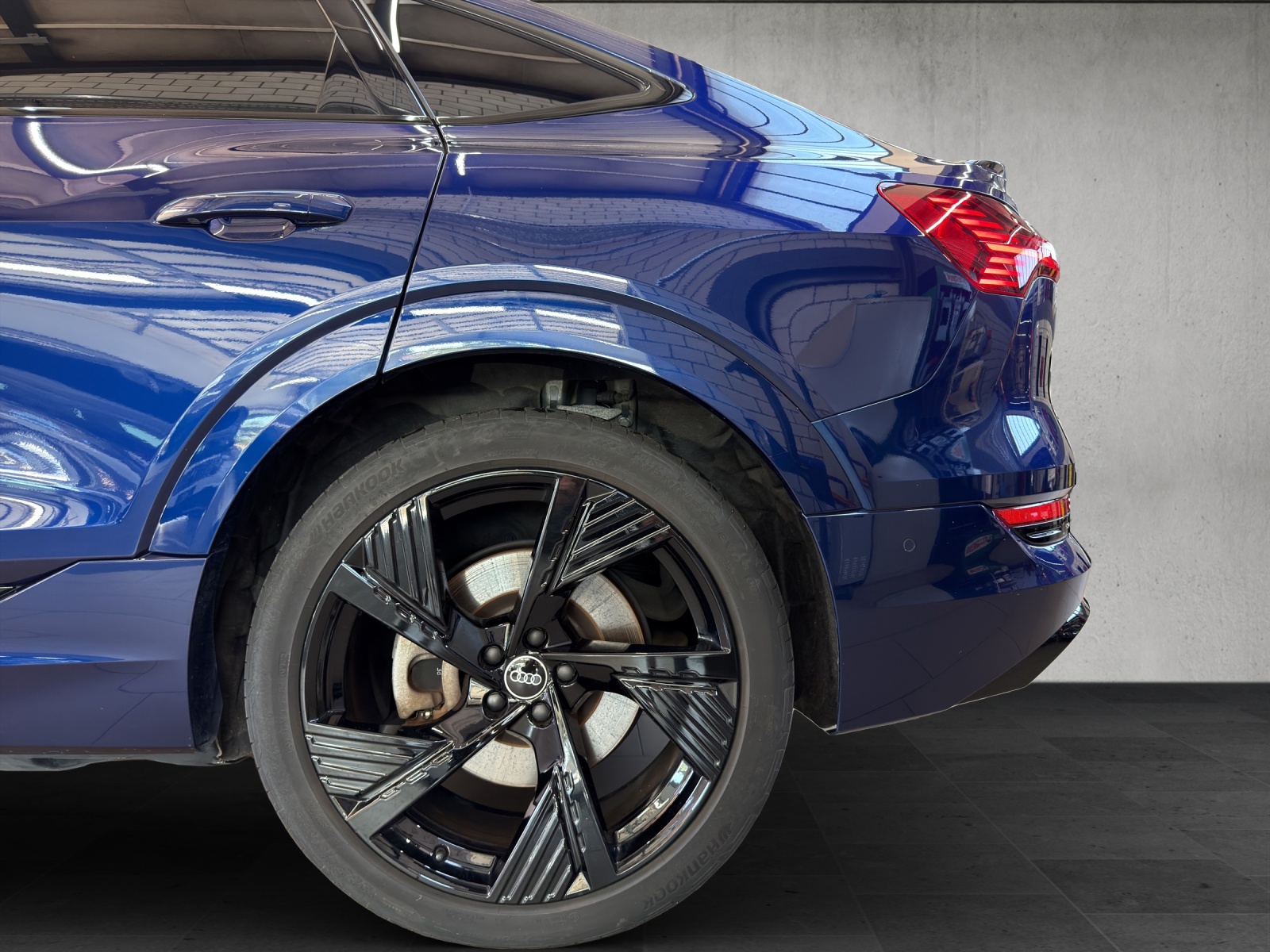 AUDI e-tron 55 Sportback S Line Black Edition quattro-image-9