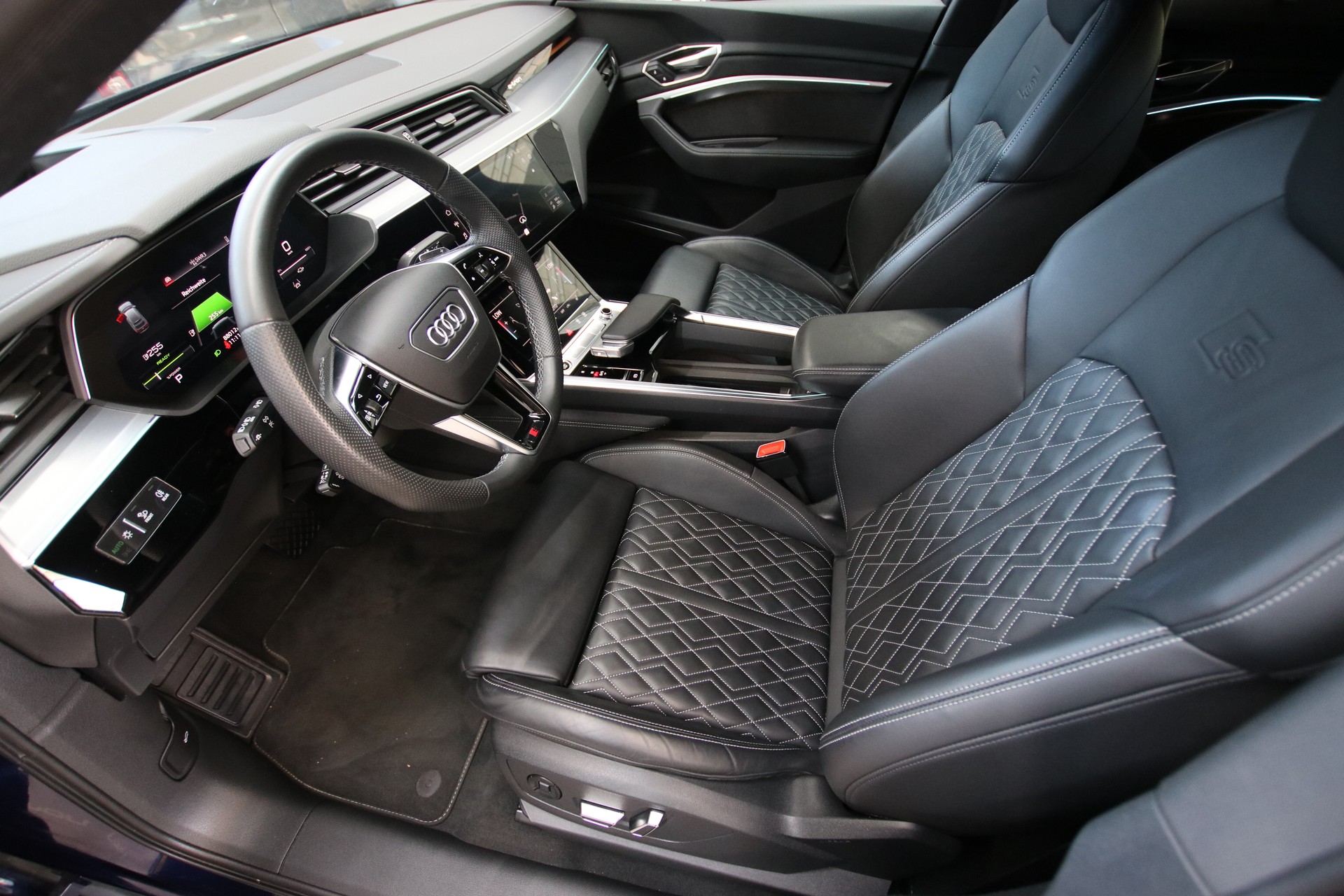 AUDI e-tron 55 Sportback S Line Black Edition quattro-image-12