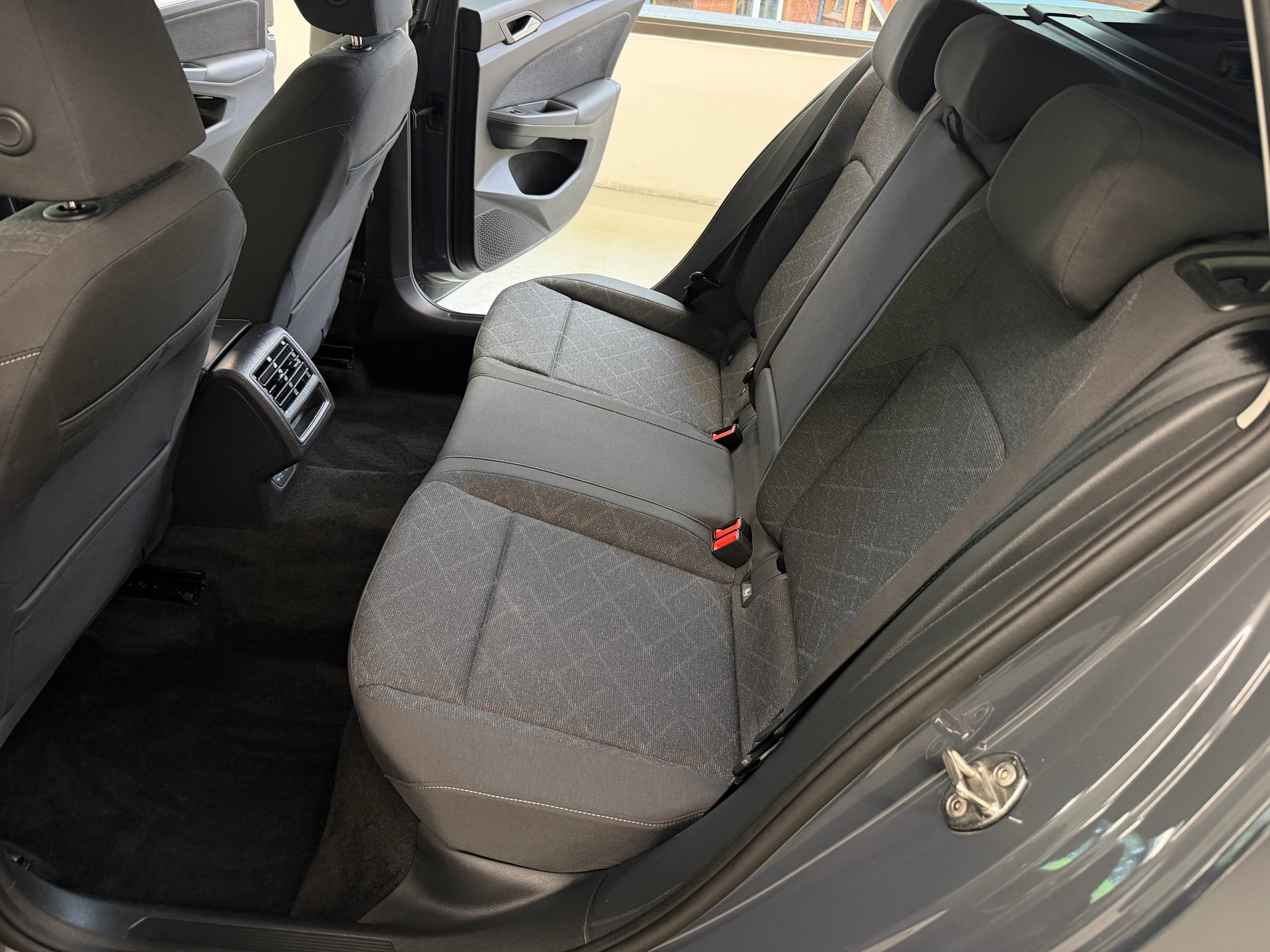 VW Golf Variant 2.0 TDI Life DSG 4Motion-image-13