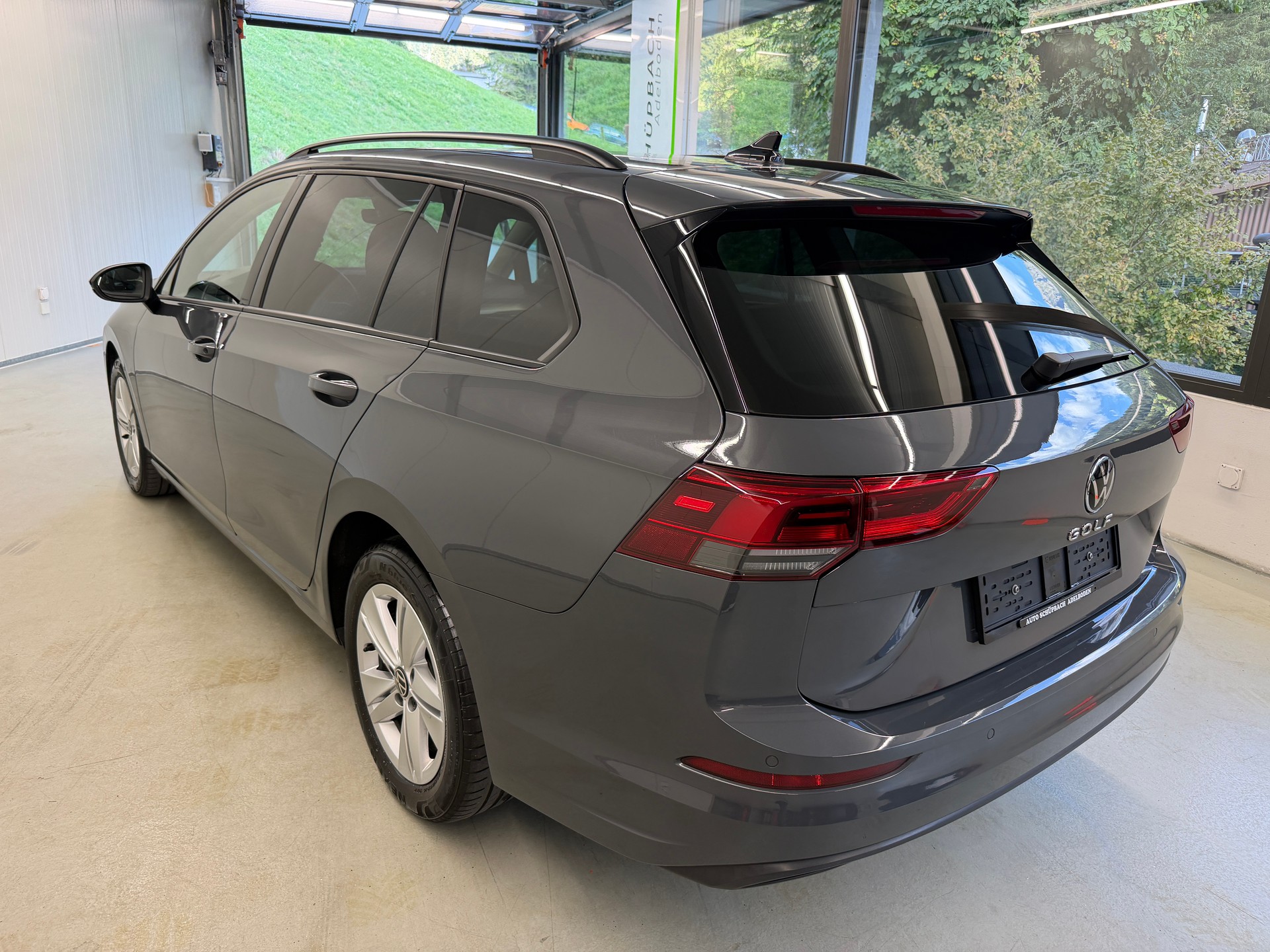 VW Golf Variant 2.0 TDI Life DSG 4Motion-image-5