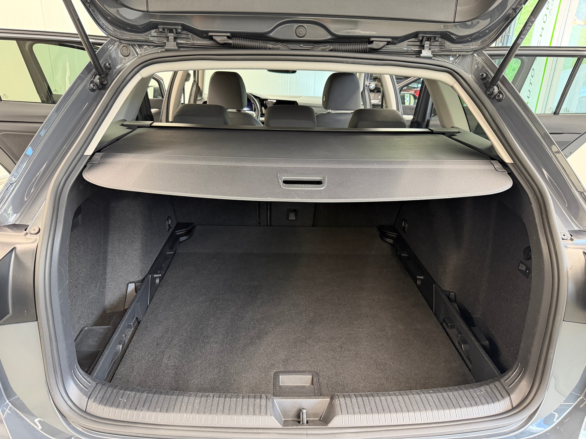 VW Golf Variant 2.0 TDI Life DSG 4Motion-image-14