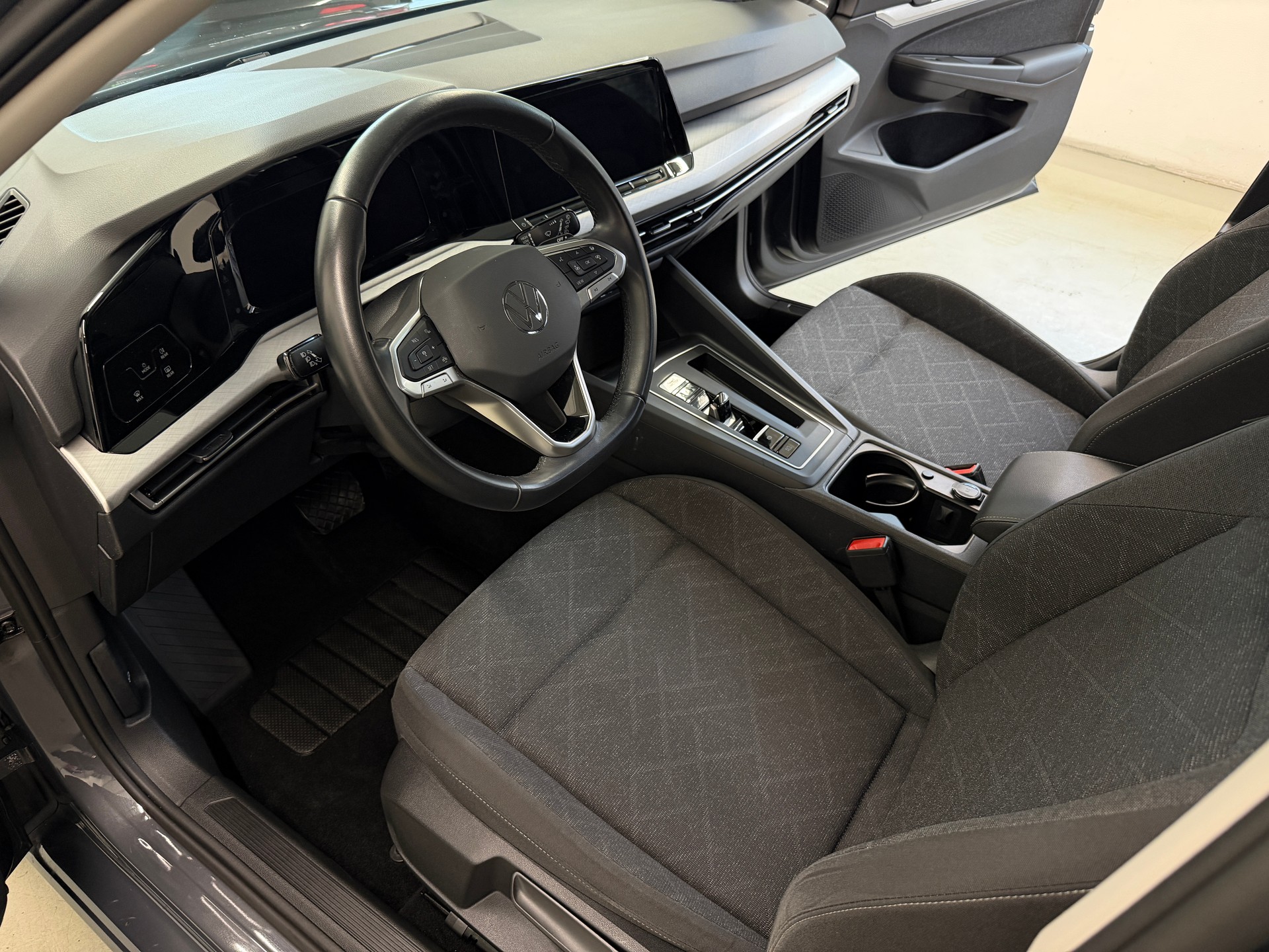 VW Golf Variant 2.0 TDI Life DSG 4Motion-image-11