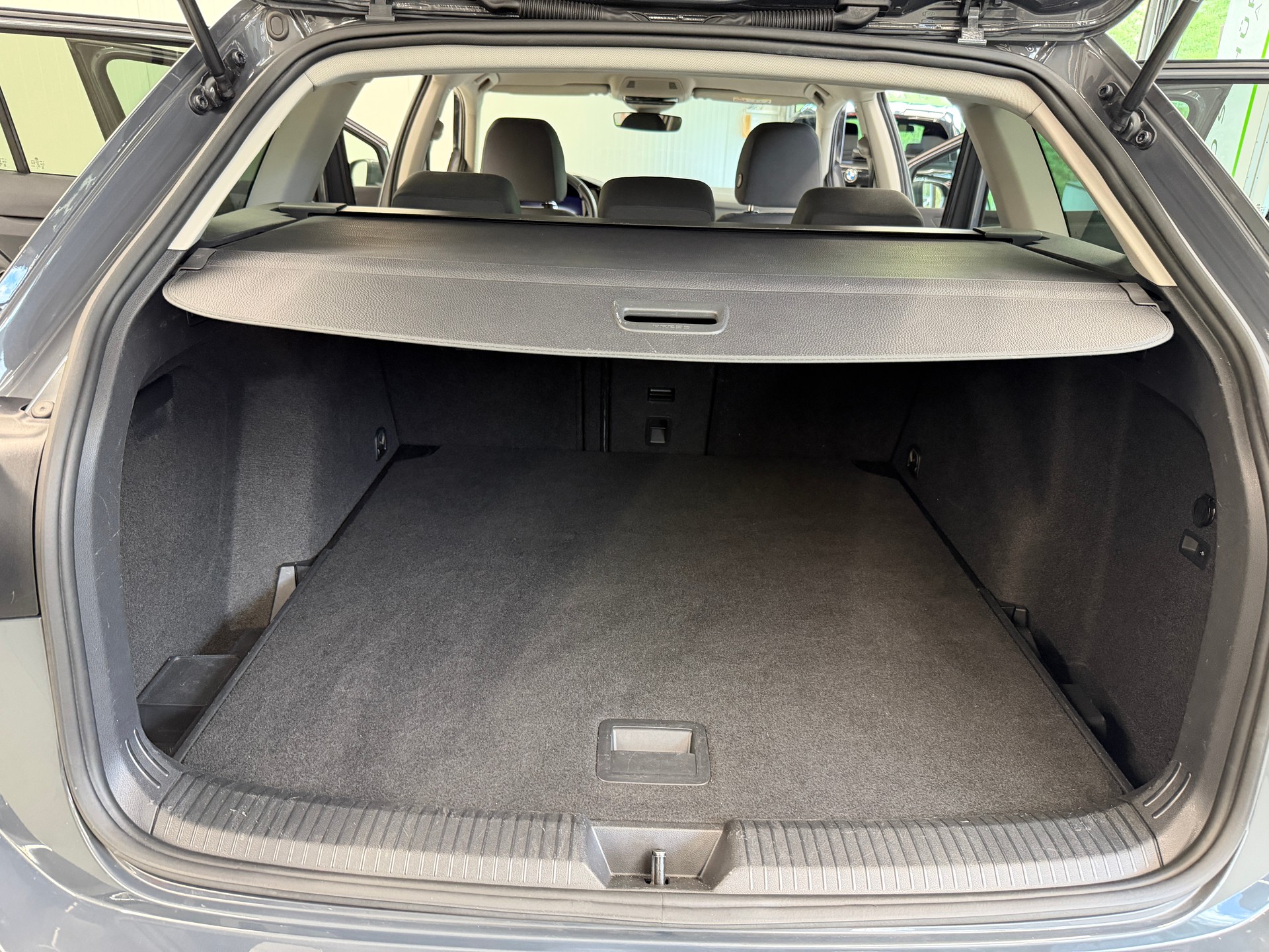 VW Golf Variant 2.0 TDI Life DSG 4Motion-image-15