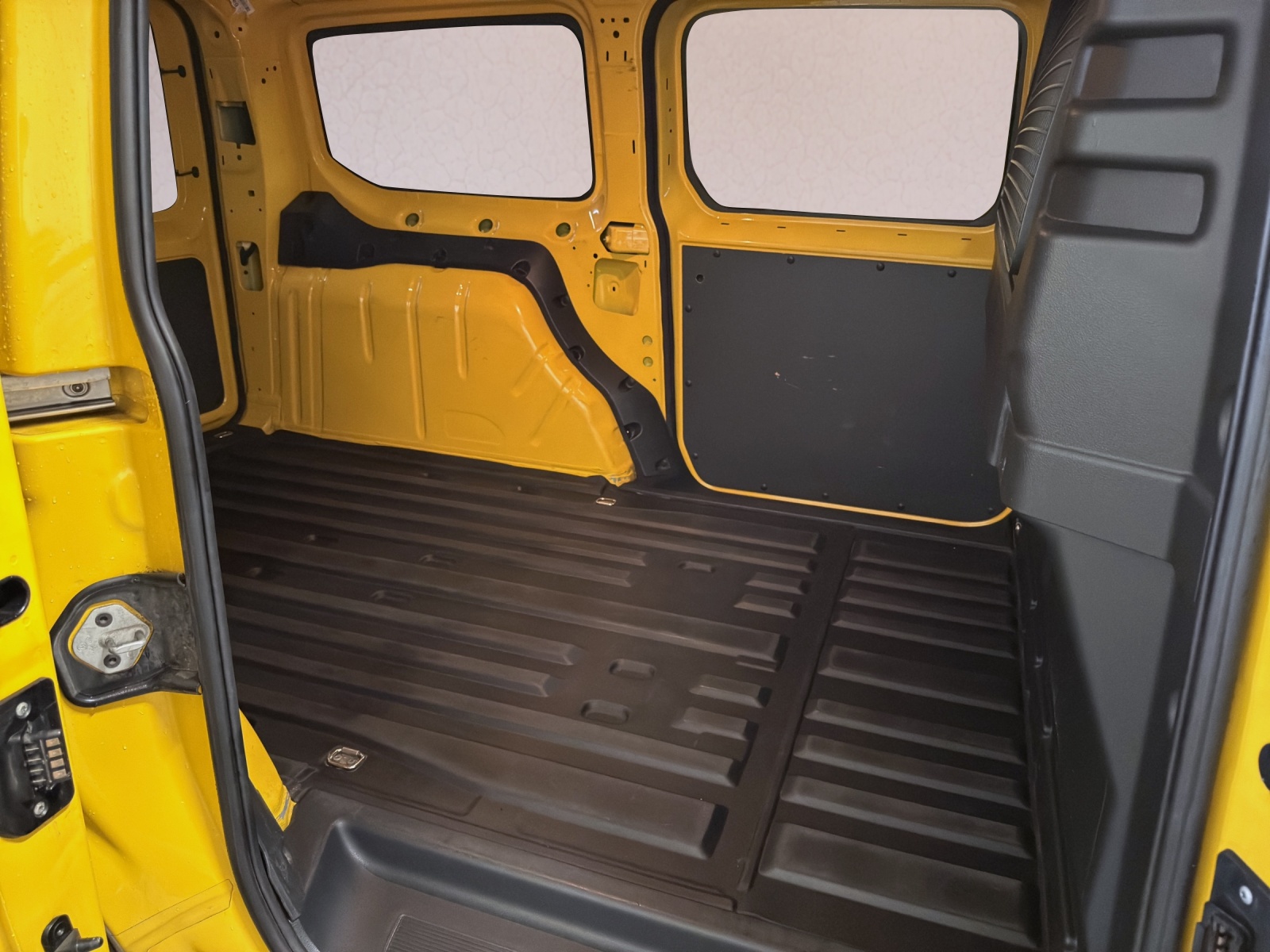 VW Caddy Cargo 2.0TDI Maxi 4Motion-image-8