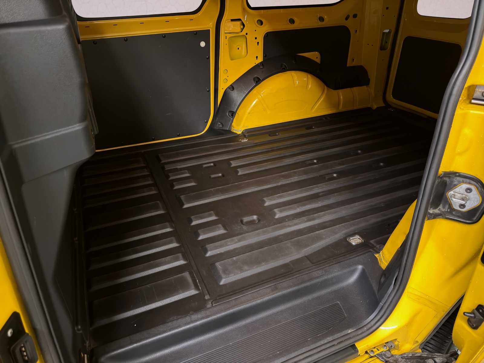 VW Caddy Cargo 2.0TDI Maxi 4Motion-image-10