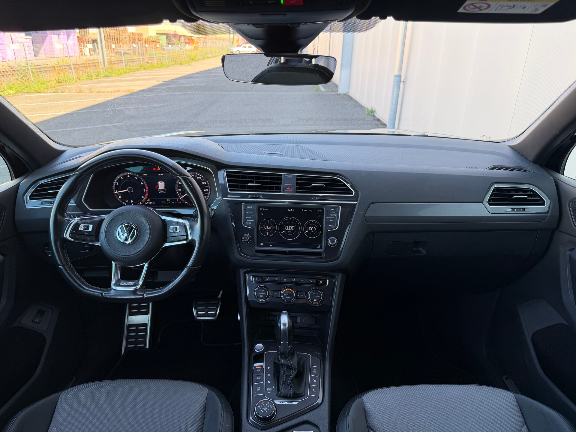VW Tiguan 2.0TSI Highline R-Line 4Motion DSG *CH-Fahrzeug*-image-12