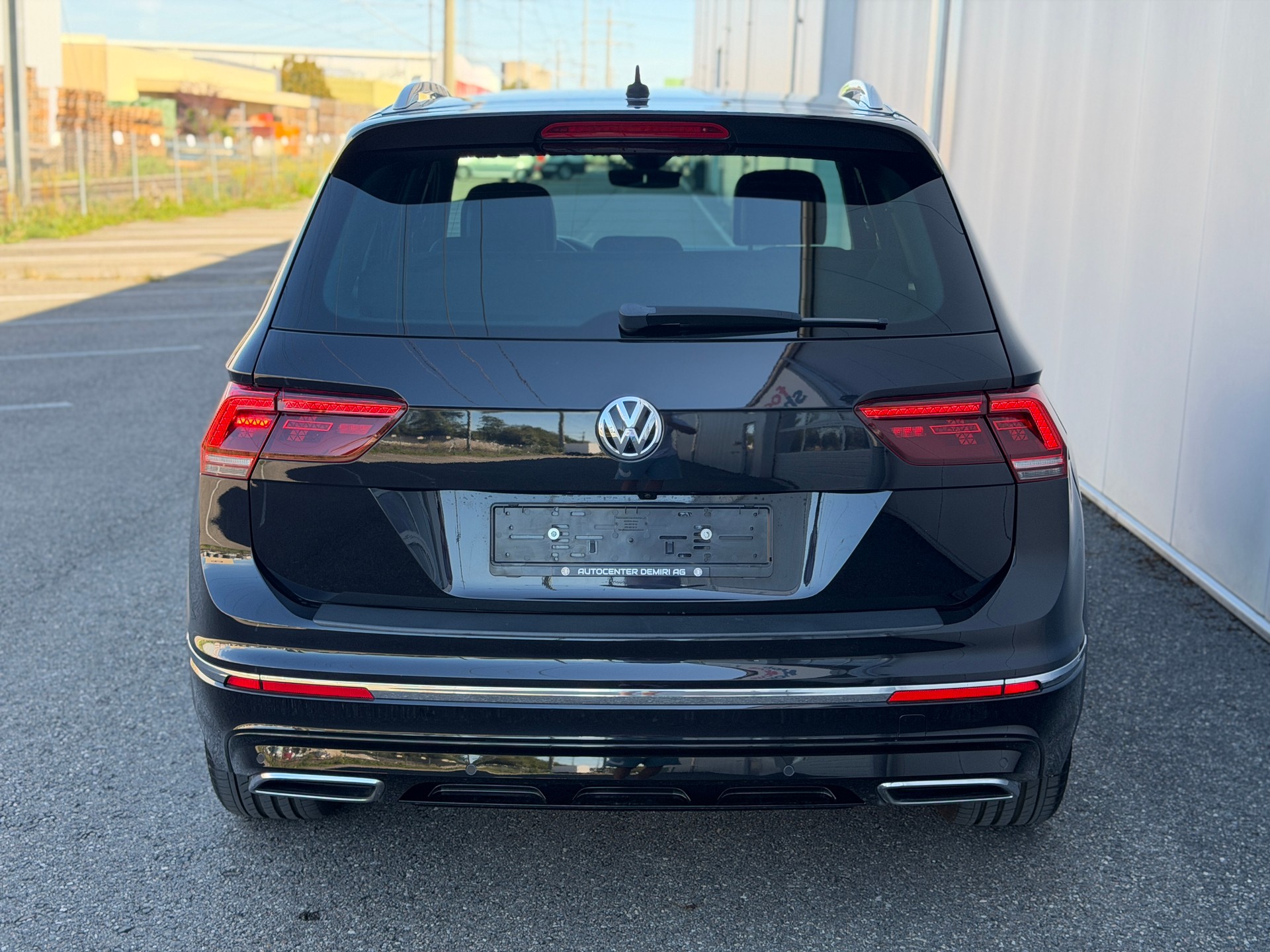 VW Tiguan 2.0TSI Highline R-Line 4Motion DSG *CH-Fahrzeug*-image-8