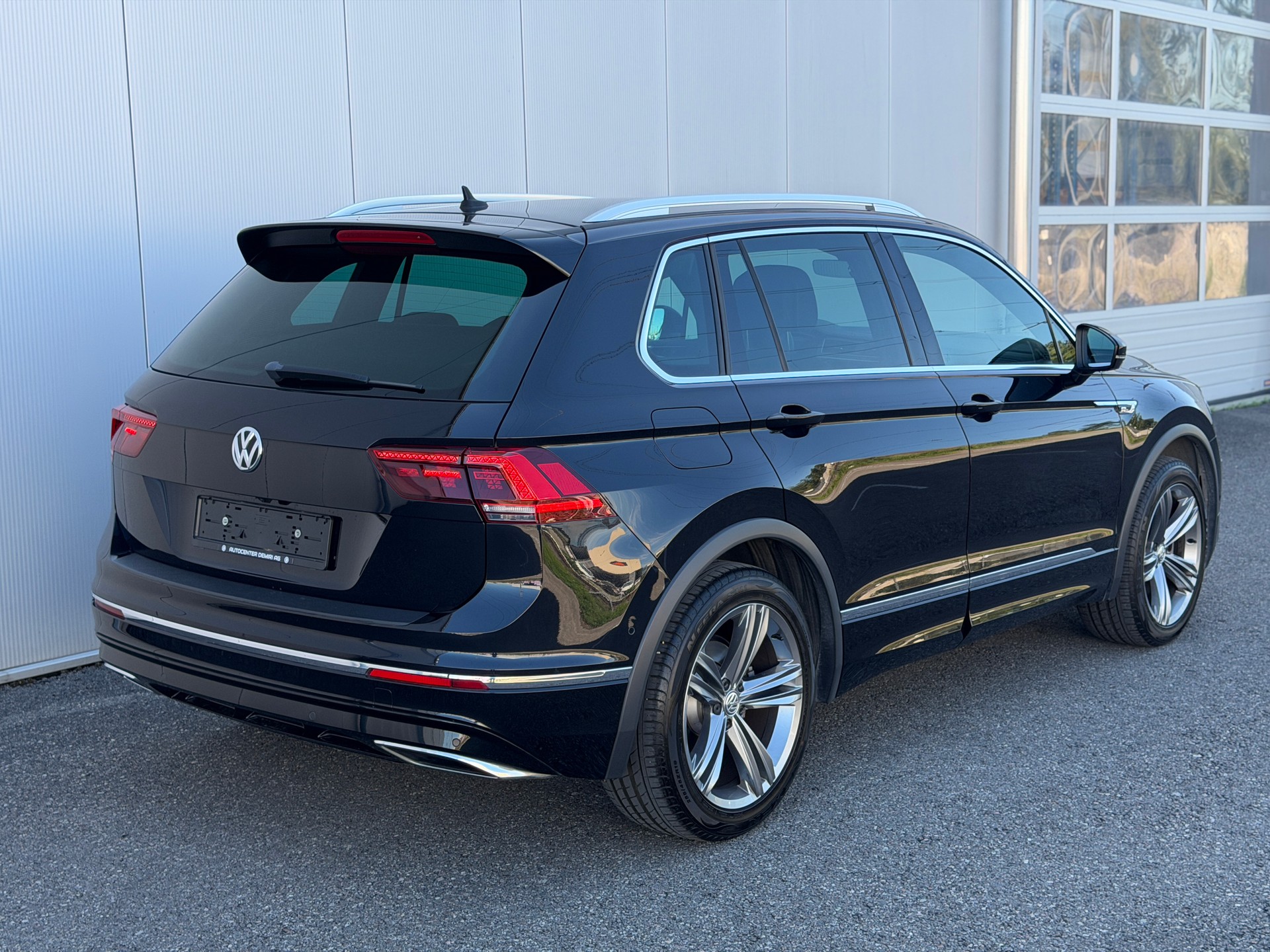 VW Tiguan 2.0TSI Highline R-Line 4Motion DSG *CH-Fahrzeug*-image-3