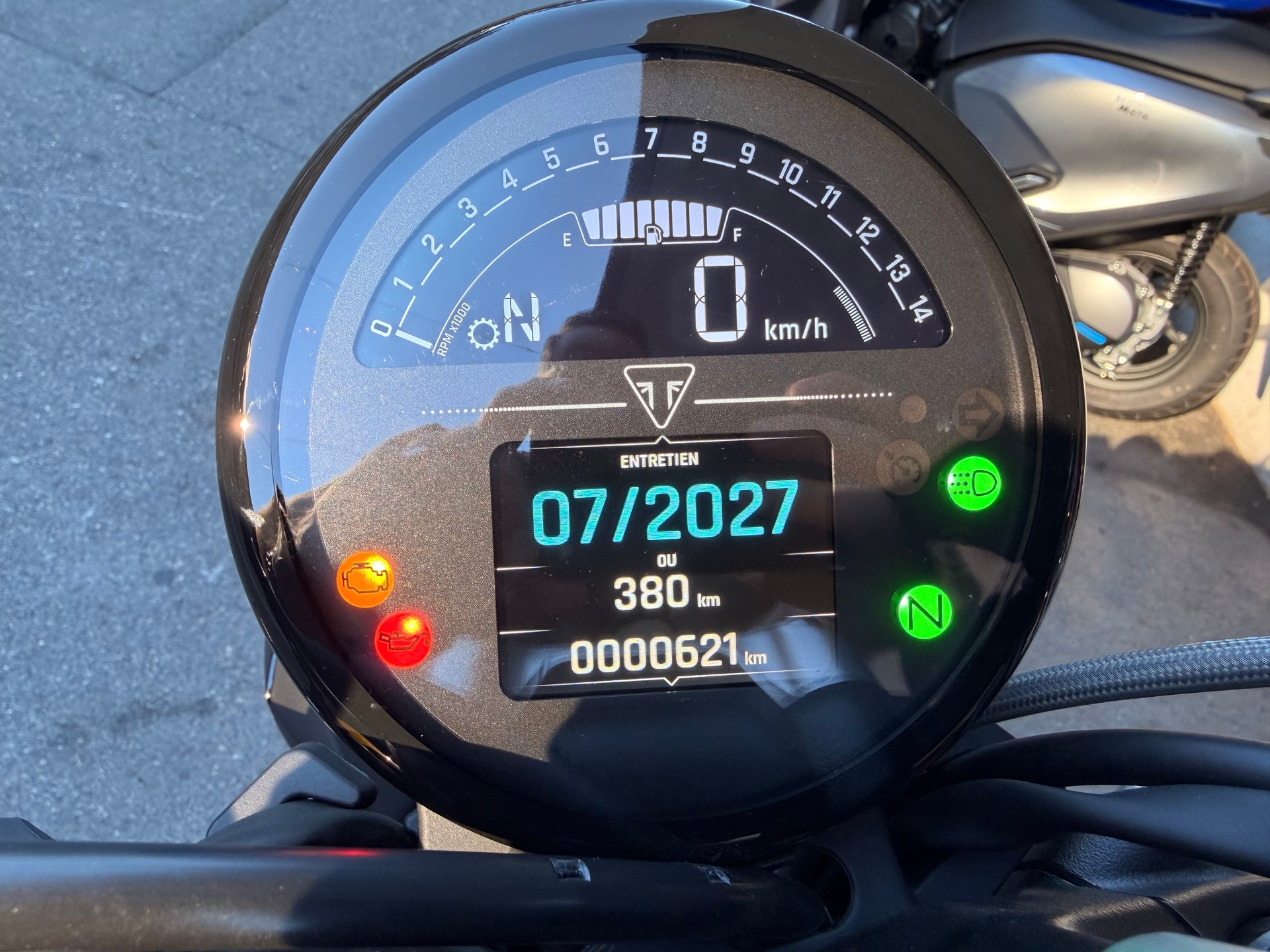 TRIUMPH Trident-showroom-element-3