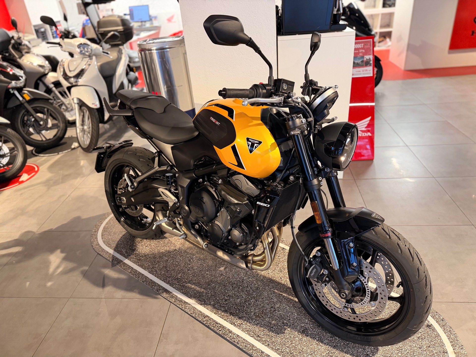 TRIUMPH Trident-showroom-element-1