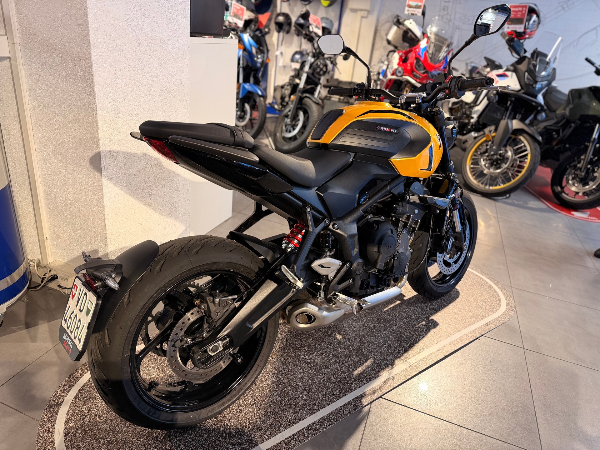 TRIUMPH Trident-showroom-element-2