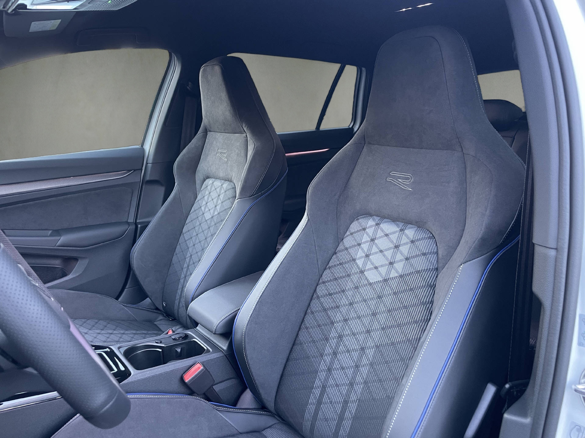 VW Golf VIII Variant 1.5 eTSI R-Line DSG*AHK*Keyless*Klima*Navi*Rückfahrkamera*-image-7