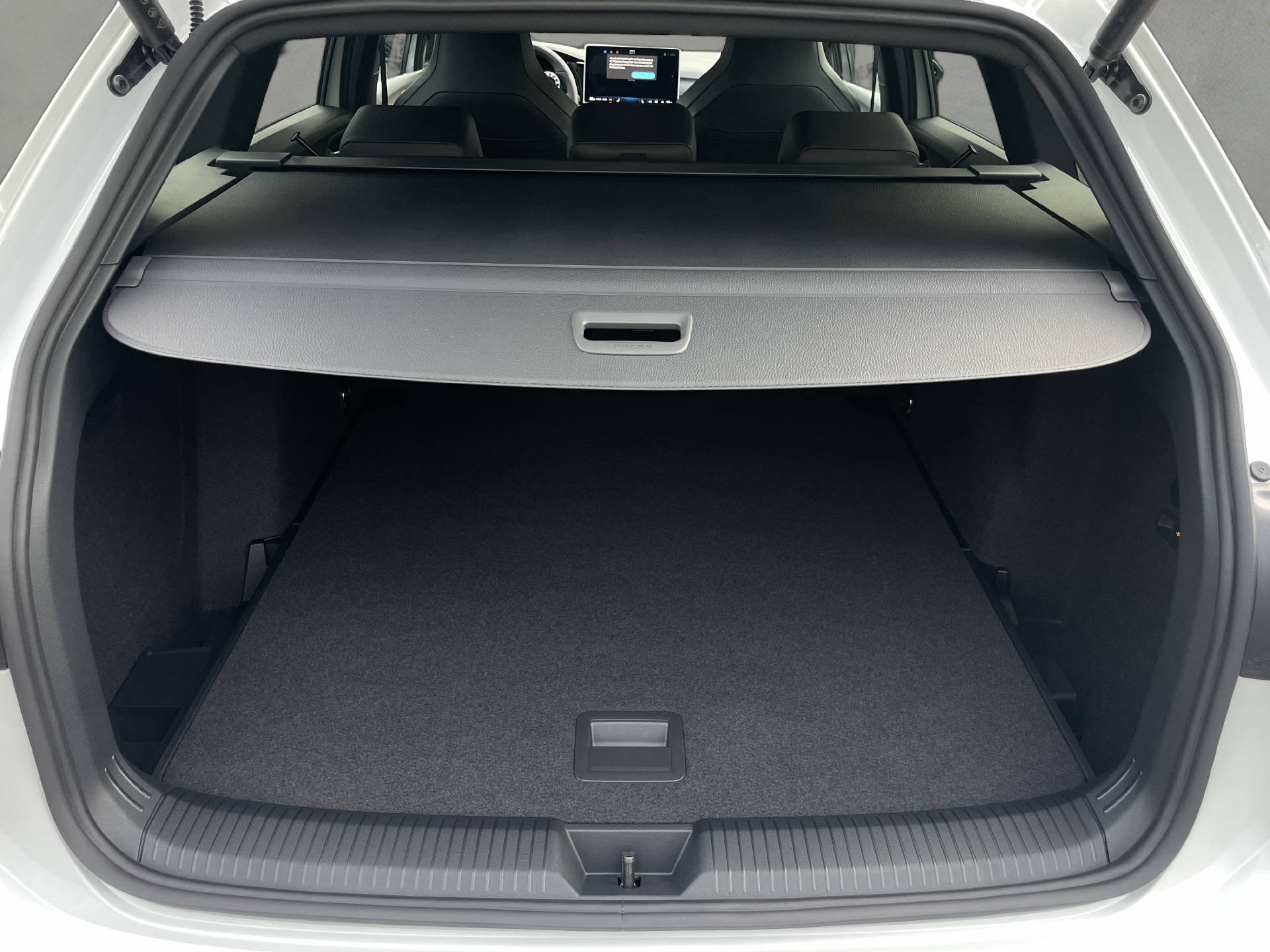 VW Golf VIII Variant 1.5 eTSI R-Line DSG*AHK*Keyless*Klima*Navi*Rückfahrkamera*-image-17