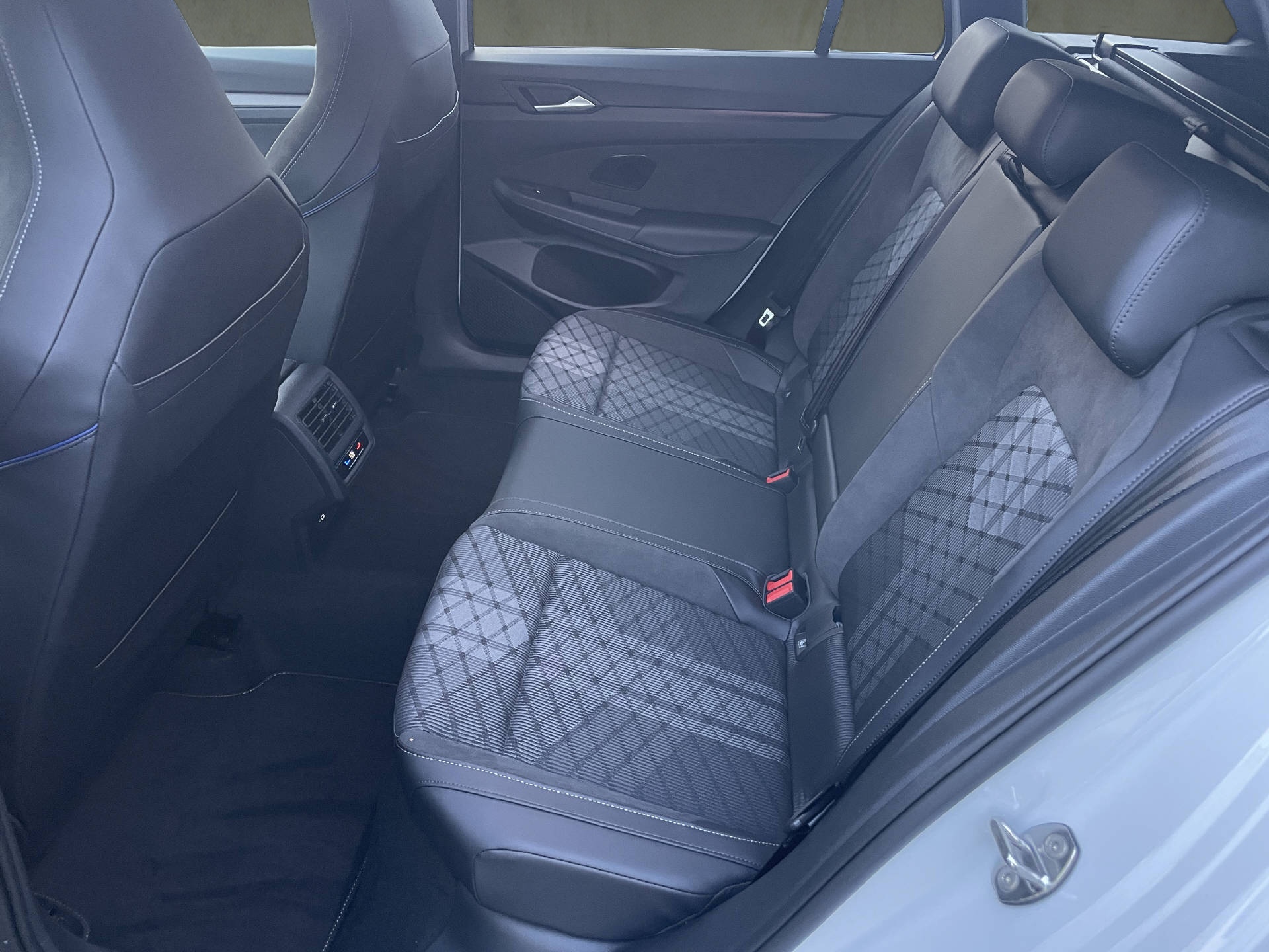 VW Golf VIII Variant 1.5 eTSI R-Line DSG*AHK*Keyless*Klima*Navi*Rückfahrkamera*-image-8