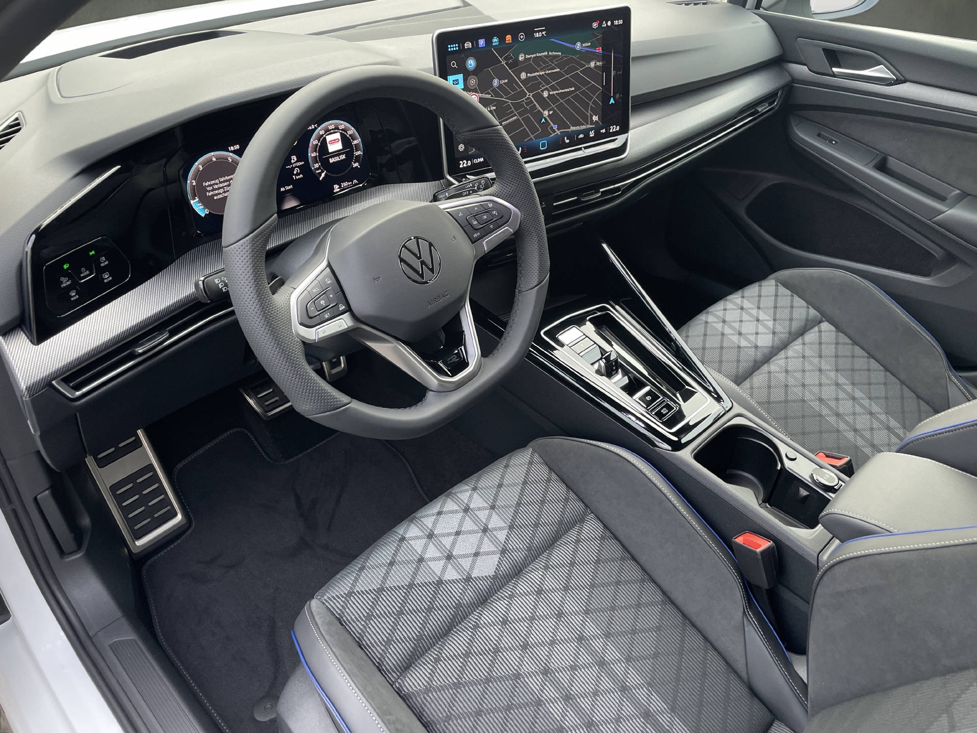 VW Golf VIII Variant 1.5 eTSI R-Line DSG*AHK*Keyless*Klima*Navi*Rückfahrkamera*-image-6
