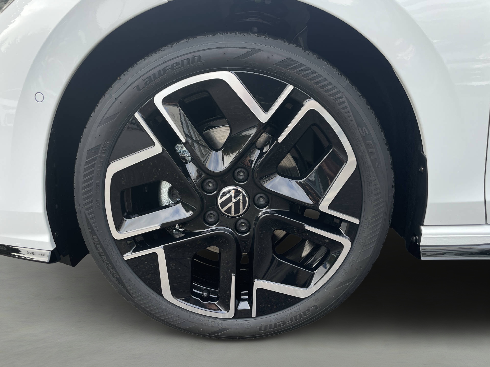 VW Golf VIII Variant 1.5 eTSI R-Line DSG*AHK*Keyless*Klima*Navi*Rückfahrkamera*-image-23