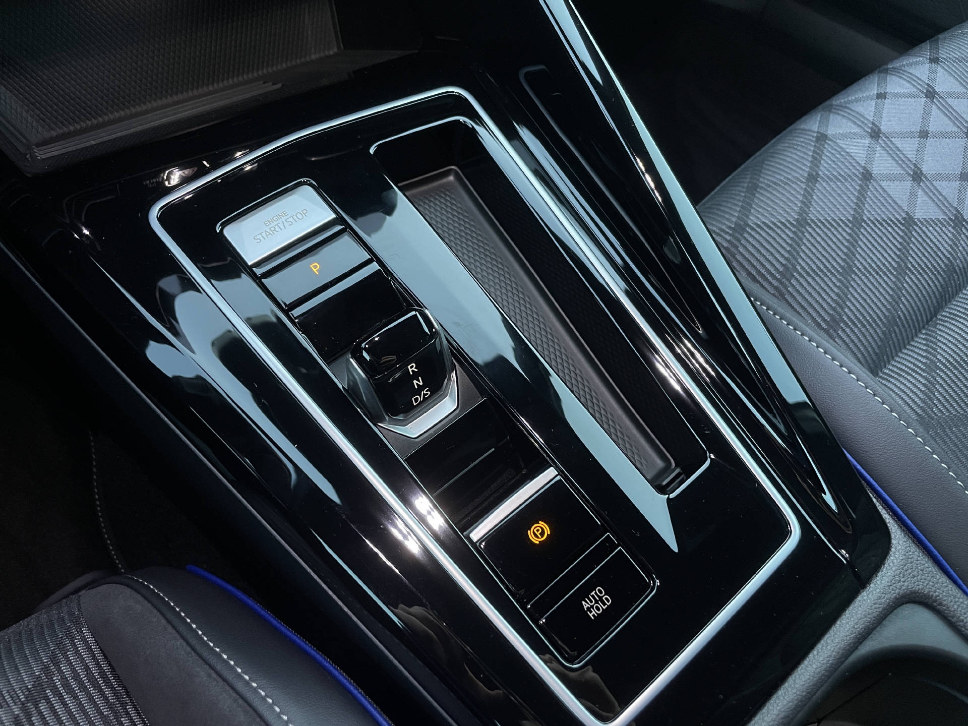 VW Golf VIII Variant 1.5 eTSI R-Line DSG*AHK*Keyless*Klima*Navi*Rückfahrkamera*-image-15