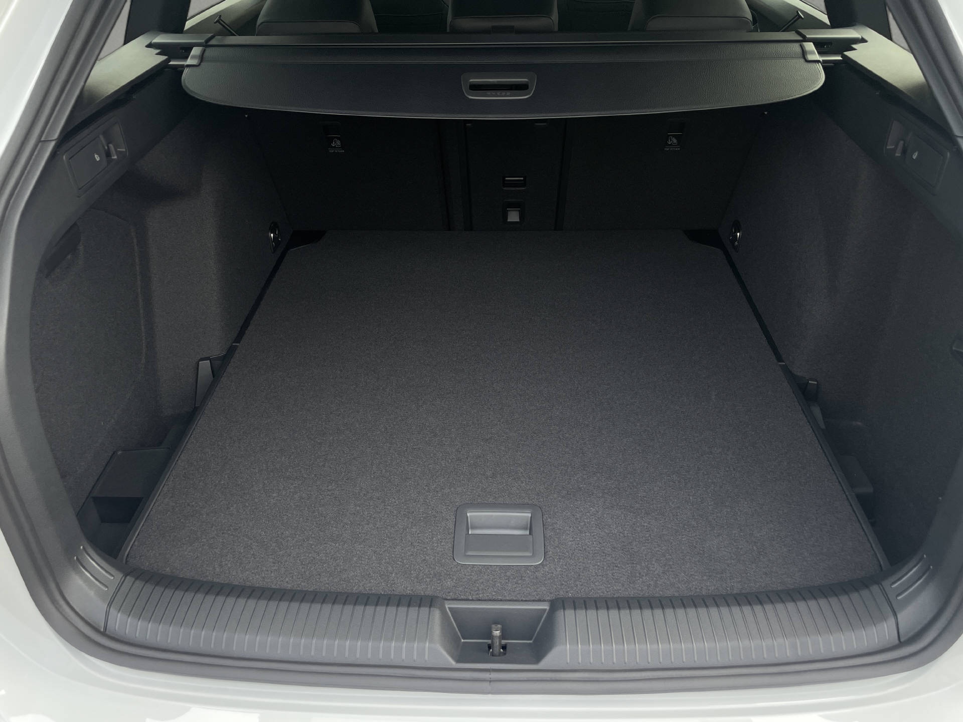 VW Golf VIII Variant 1.5 eTSI R-Line DSG*AHK*Keyless*Klima*Navi*Rückfahrkamera*-image-18