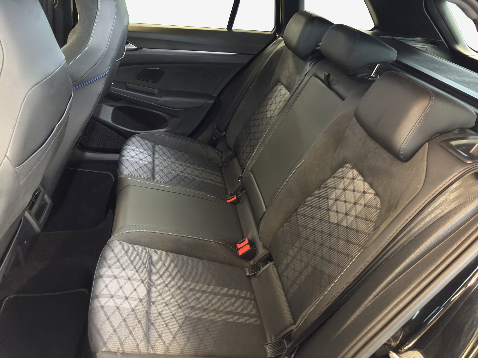 VW Golf Variant 1.5 eTSI mHEV R-Line DSG-image-11
