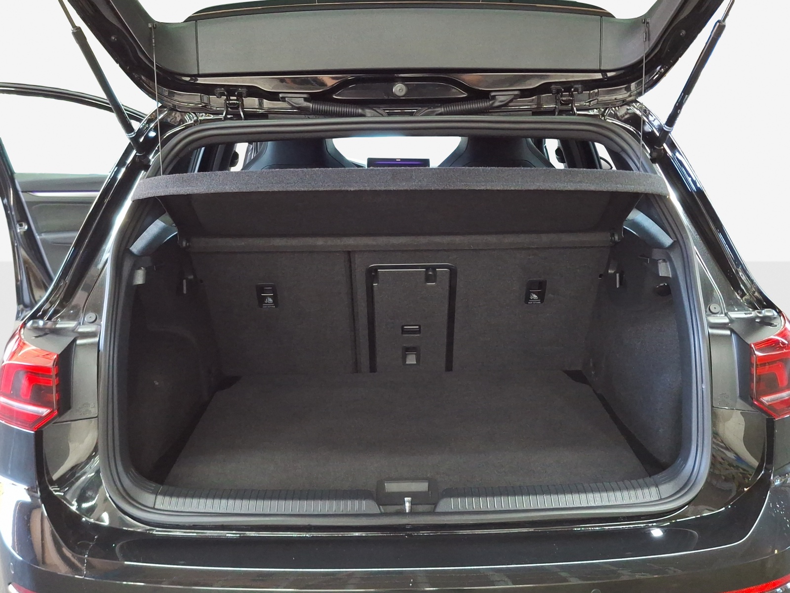 VW Golf 1.5 e TSI mHEV R-Line DSG-image-12