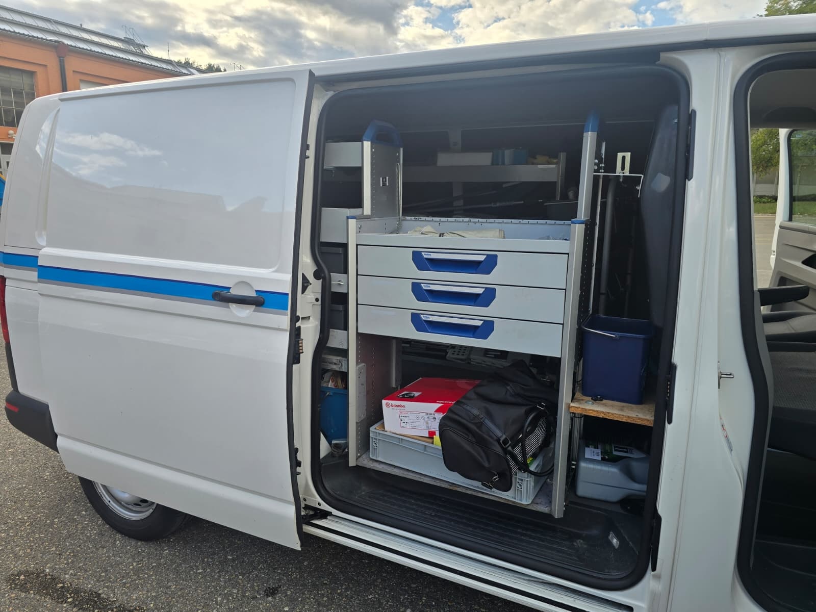 VW T6.1 2.0 TDI 4Motion DSG-image-16