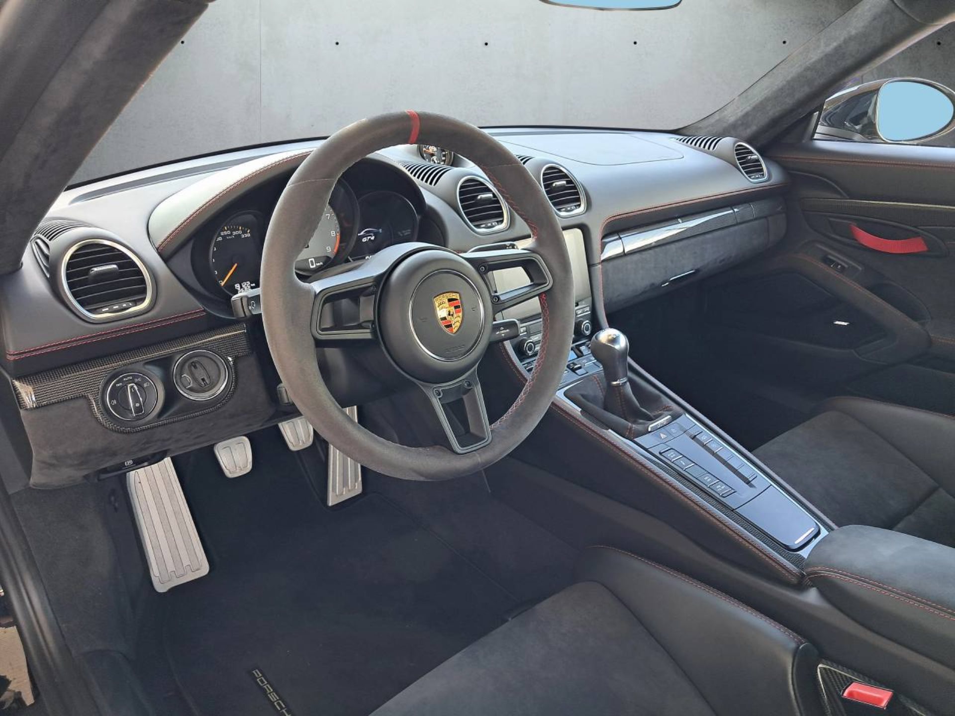PORSCHE 718 Cayman GT4-image-12