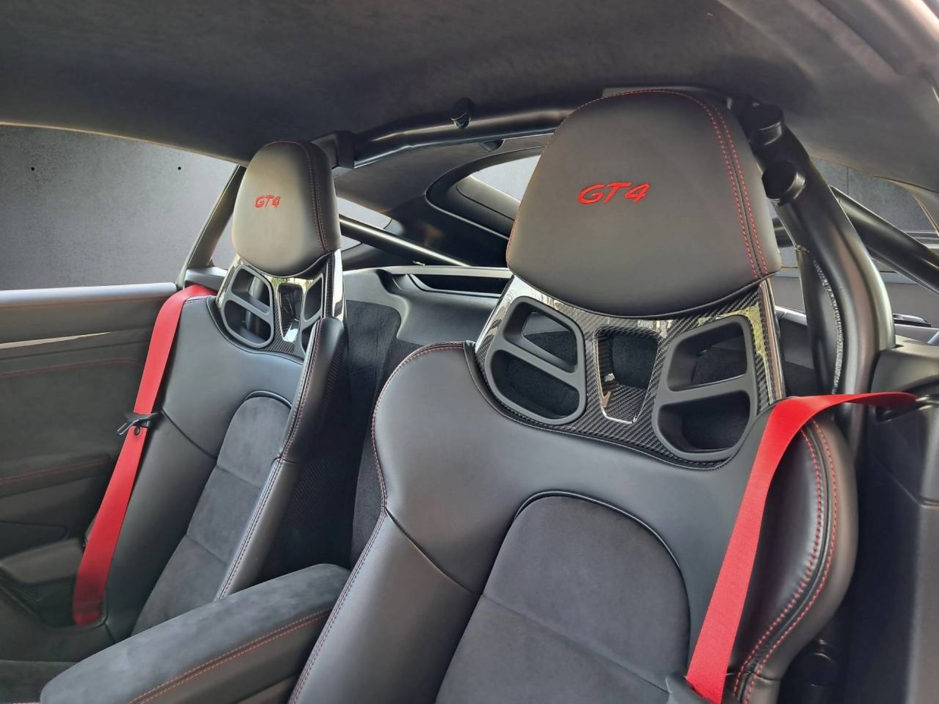 PORSCHE 718 Cayman GT4-image-15