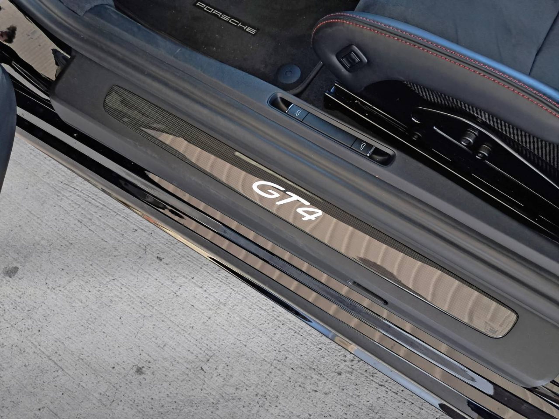 PORSCHE 718 Cayman GT4-image-26