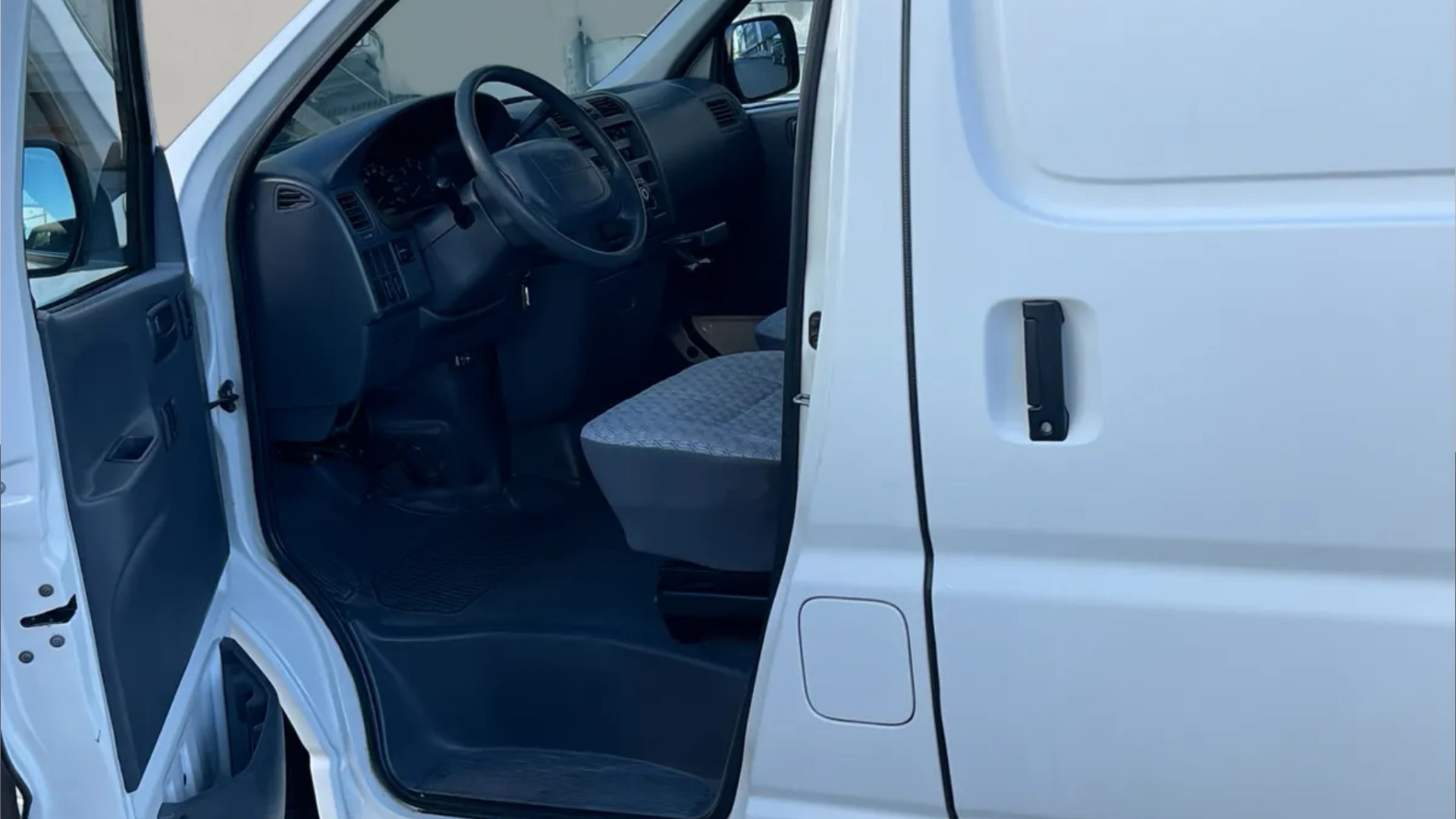 TOYOTA Hiace D-4D A/T LWB Van-image-9