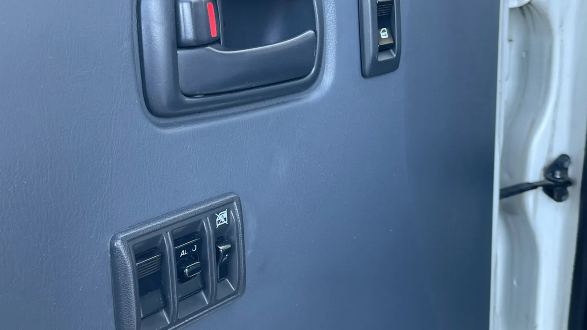 TOYOTA Hiace D-4D A/T LWB Van-image-13