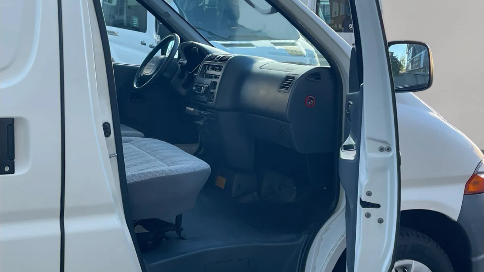 TOYOTA Hiace D-4D A/T LWB Van-image-16