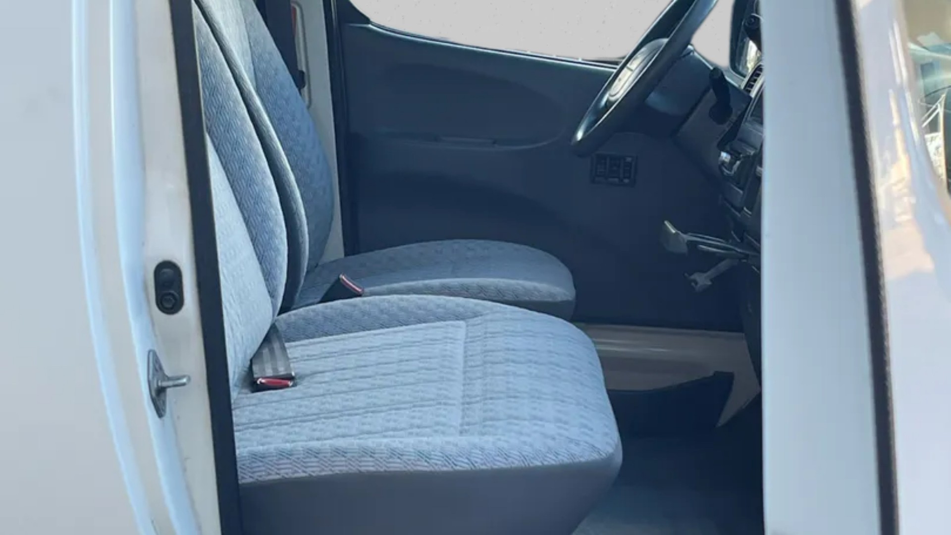 TOYOTA Hiace D-4D A/T LWB Van-image-17