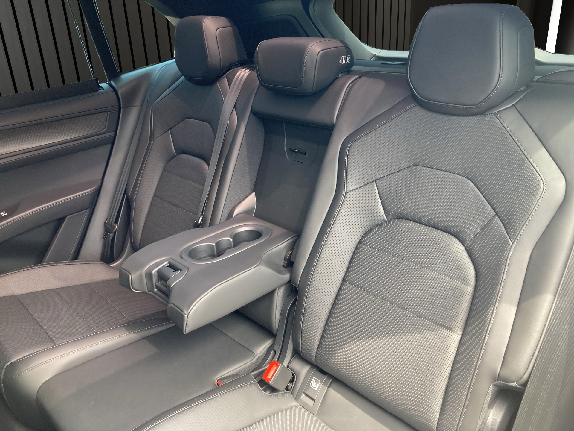 PORSCHE Cayenne Electric Basis-image-17
