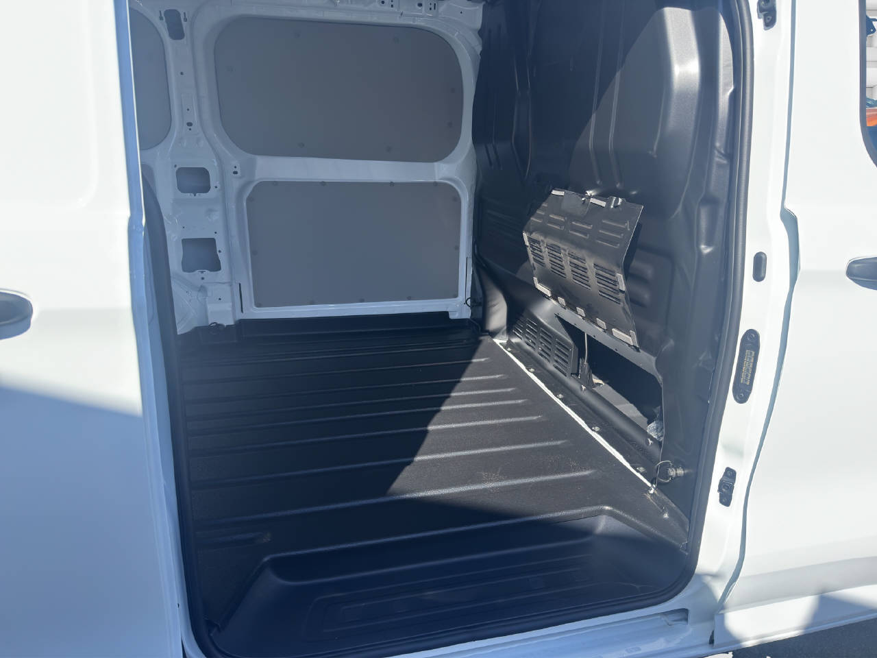 FORD Transit Custom Van 320 L1 2.5 Duratec 233 Trend PHEV-image-10