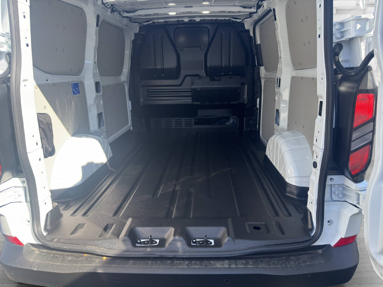 FORD Transit Custom Van 320 L1 2.5 Duratec 233 Trend PHEV-image-9