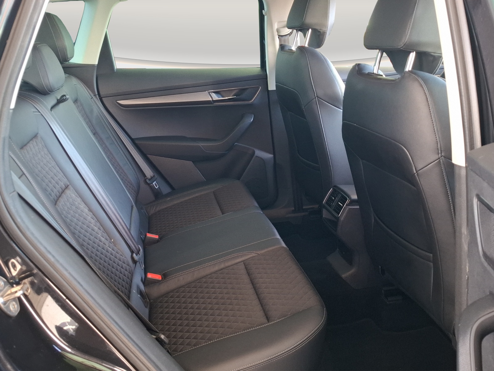 SKODA Karoq 1.5 TSI ACT Style DSG // 8-fach Aluminumbereift // Anhängerkupplung-image-10