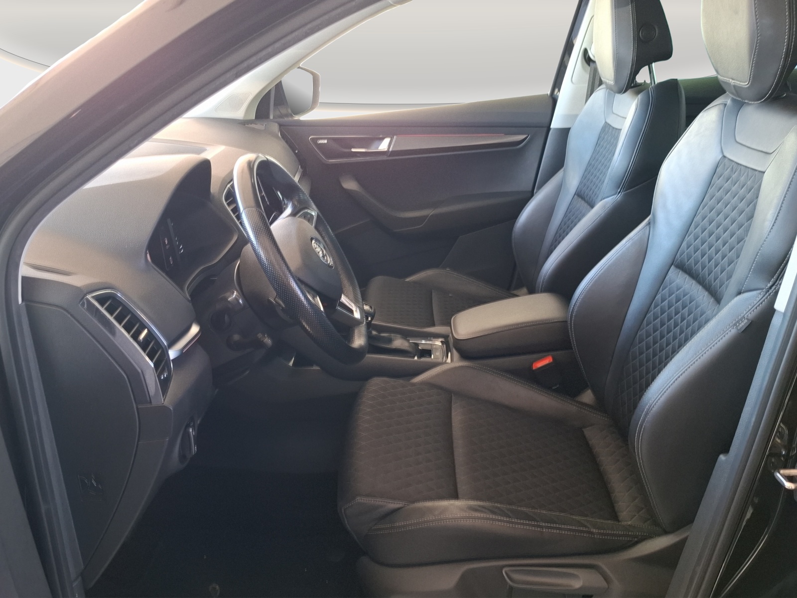 SKODA Karoq 1.5 TSI ACT Style DSG // 8-fach Aluminumbereift // Anhängerkupplung-image-8