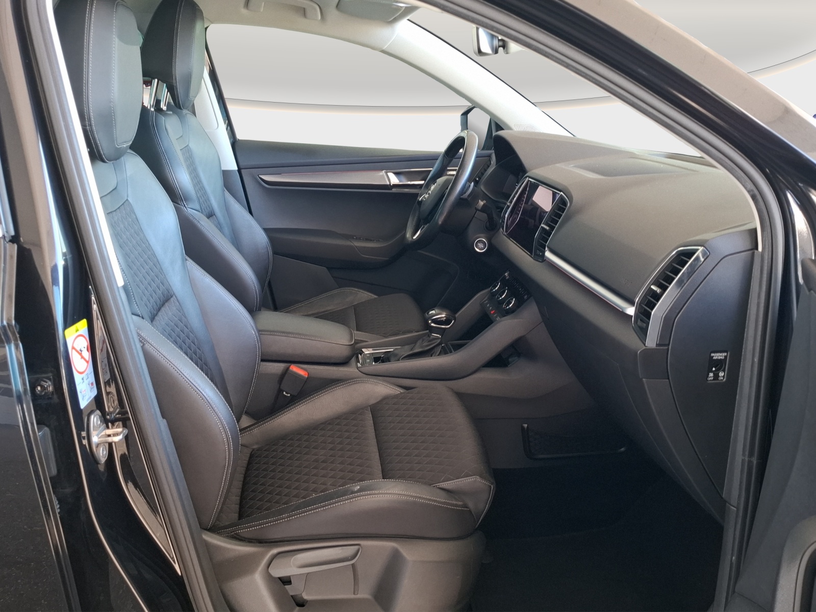 SKODA Karoq 1.5 TSI ACT Style DSG // 8-fach Aluminumbereift // Anhängerkupplung-image-9