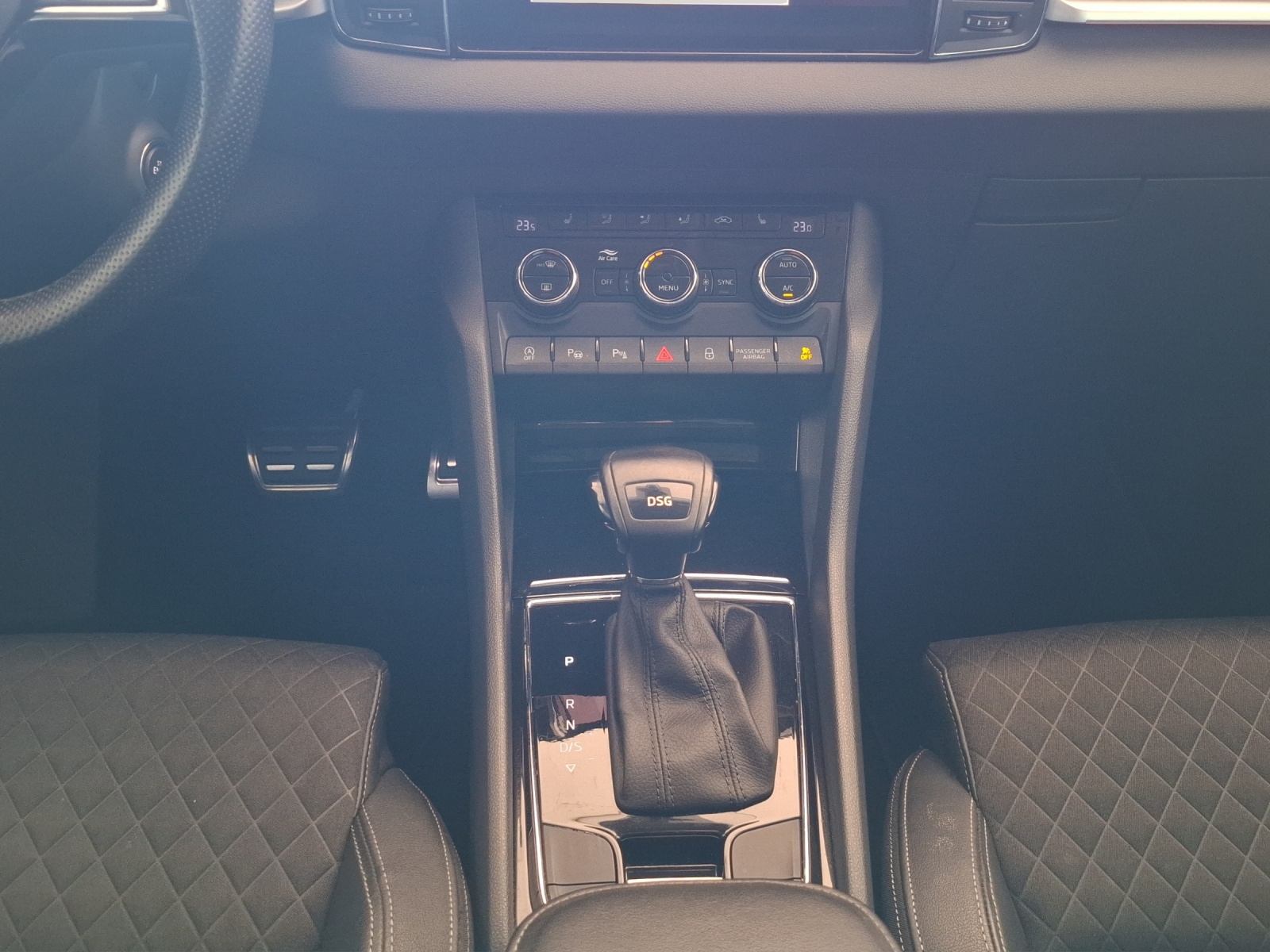SKODA Karoq 1.5 TSI ACT Style DSG // 8-fach Aluminumbereift // Anhängerkupplung-image-12