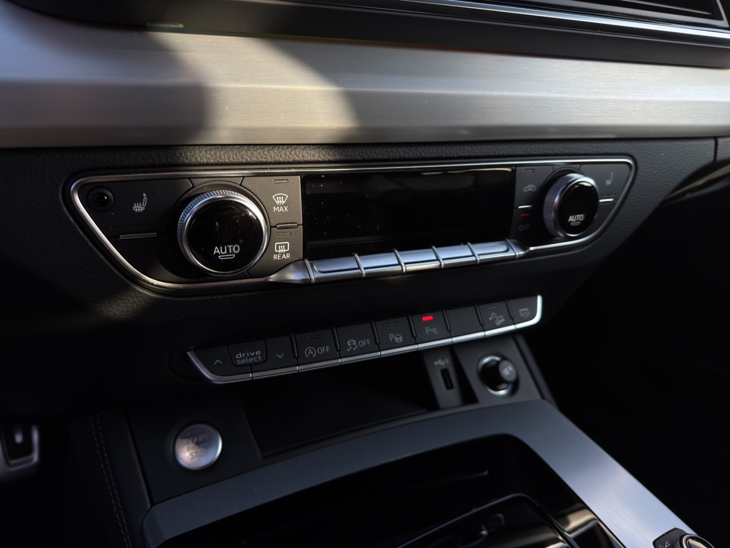 AUDI Q5 2.0 40 TDI S Line quattro S-Tronic-image-17